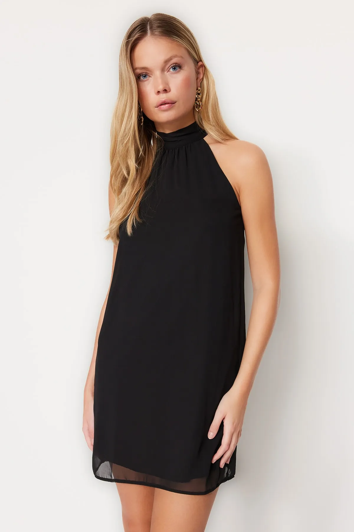 Trendyol Collection  Schwarzes, gerade geschnittenes Mini-Webkleid mit Neckholder und Neckholder TWOSS23EL01059