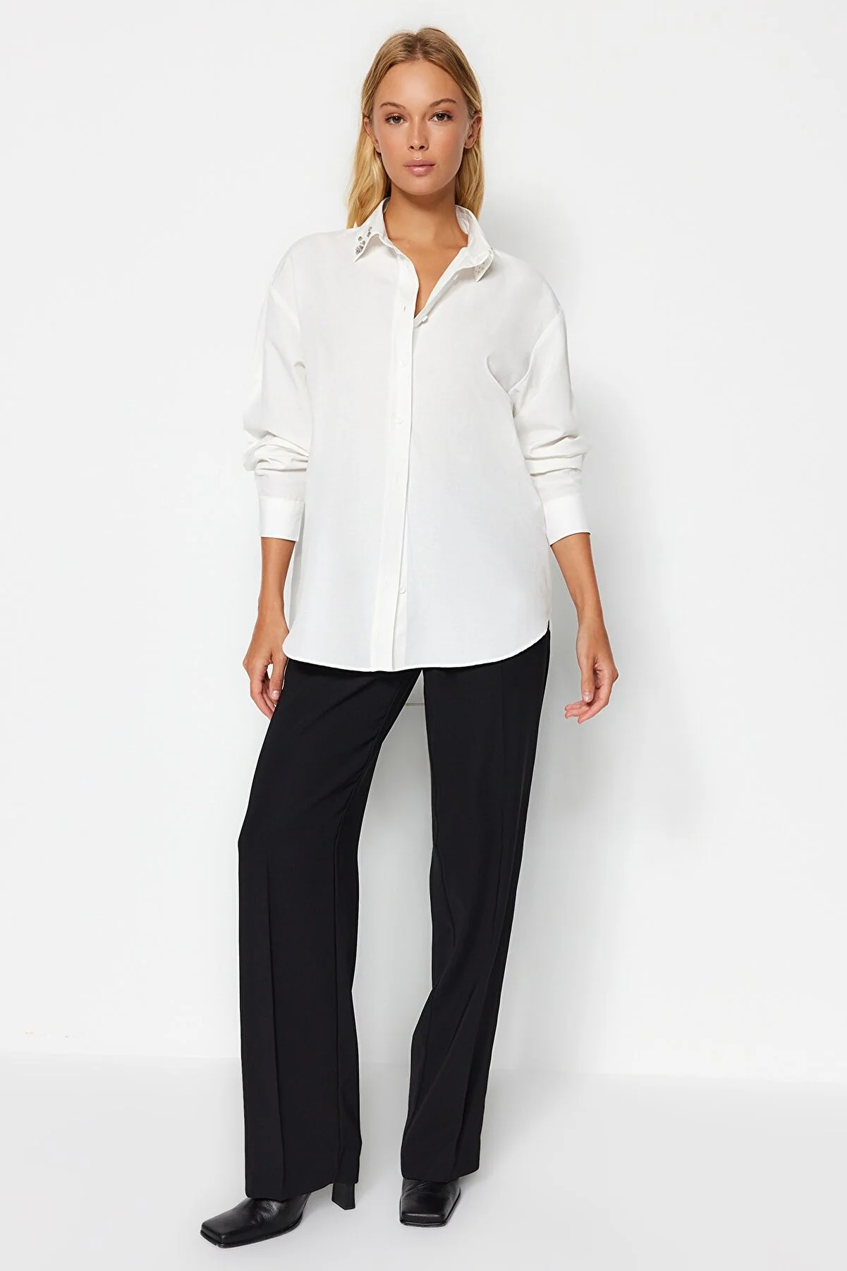 Trendyol Collection  Ecrufarbenes, gewebtes Oversize-Hemd mit Steinkragendetail TWOAW24GO00168