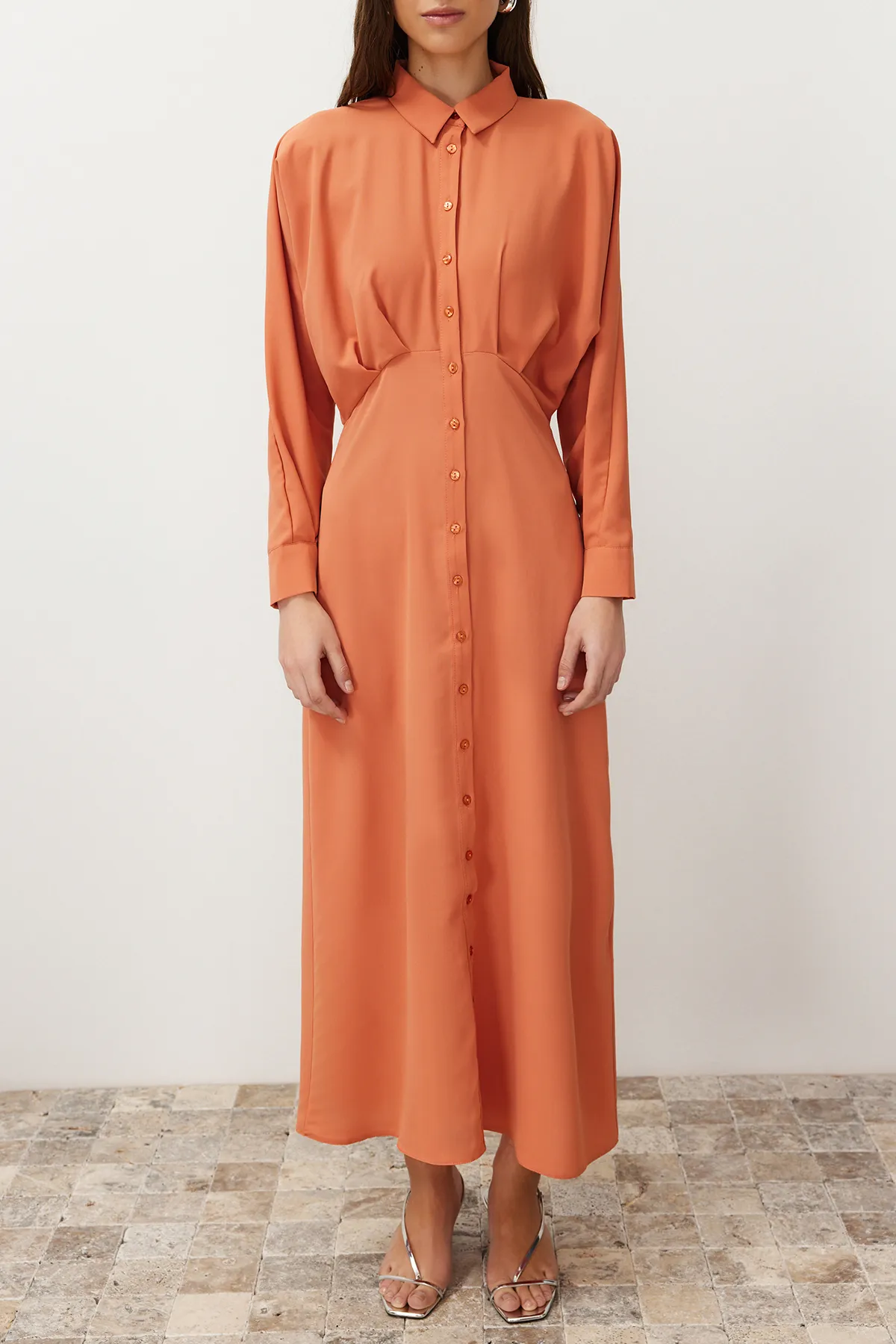 Trendyol Modest  Gewebtes Hemdblusenkleid mit Fliesendetail TCTSS24EB00011