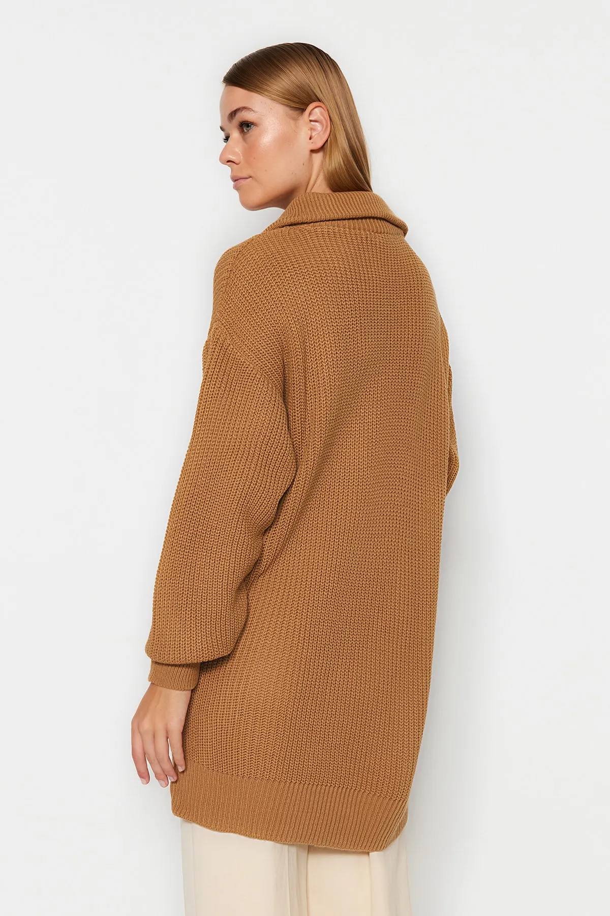 Trendyol Modest  Kamelfarbener, detaillierter Strickpullover mit Reißverschluss TCTAW24AK00137