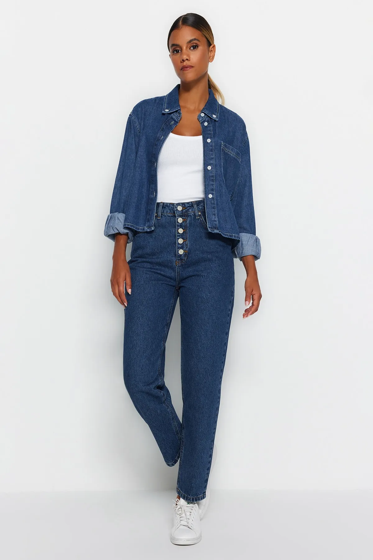Trendyol Collection  Dunkelblaue Mom-Jeans mit hoher Taille und Knopfleiste vorne TWOAW24JE00071