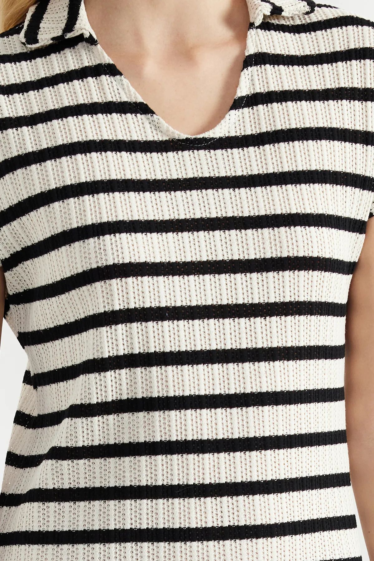 Trendyol Collection  Weiß gestreiftes Maxi-Poloshirt im Stricklook TWOSS24EL00204