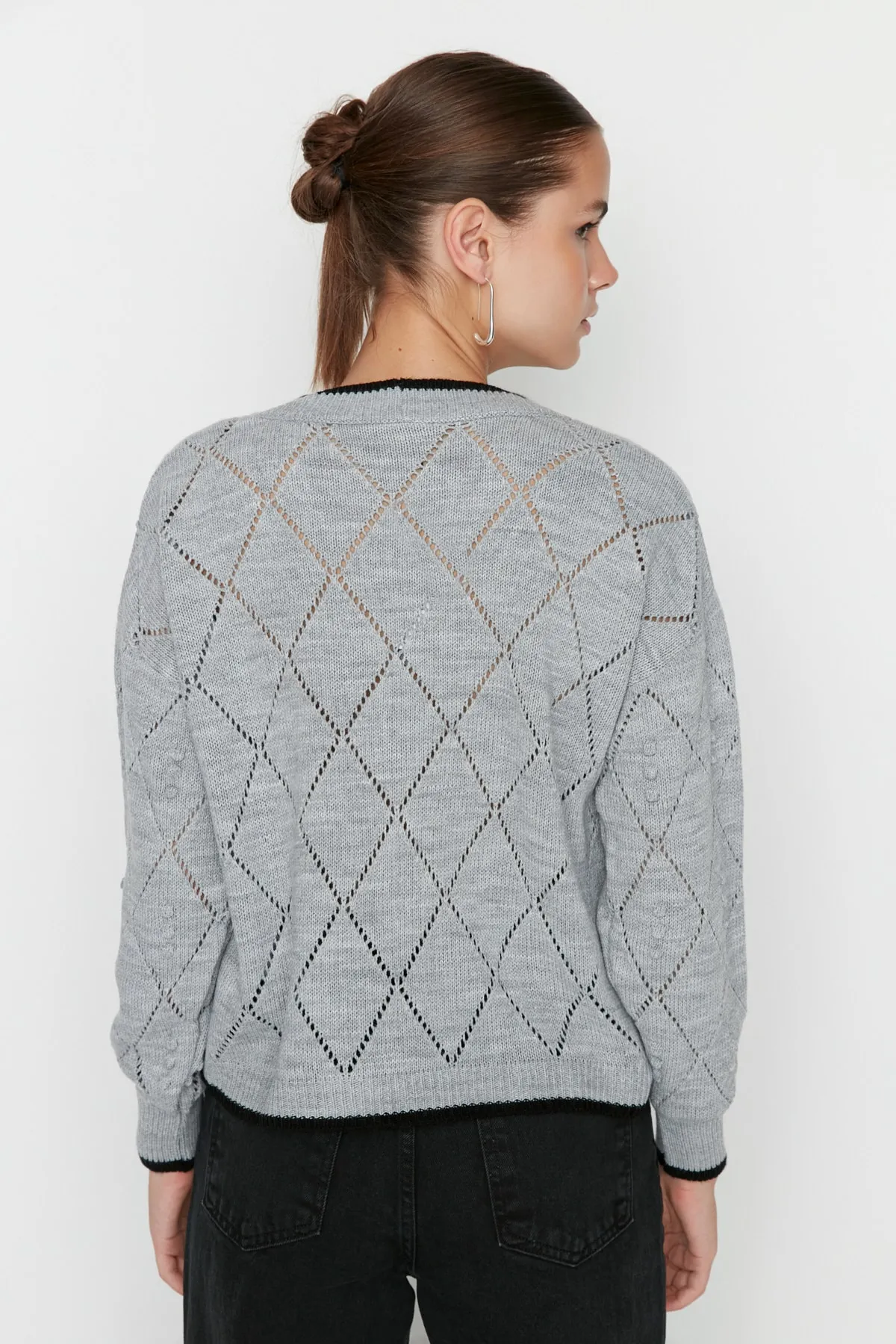 Trendyol Collection  Graue Strickjacke mit Lochmuster TWOAW22HI0290