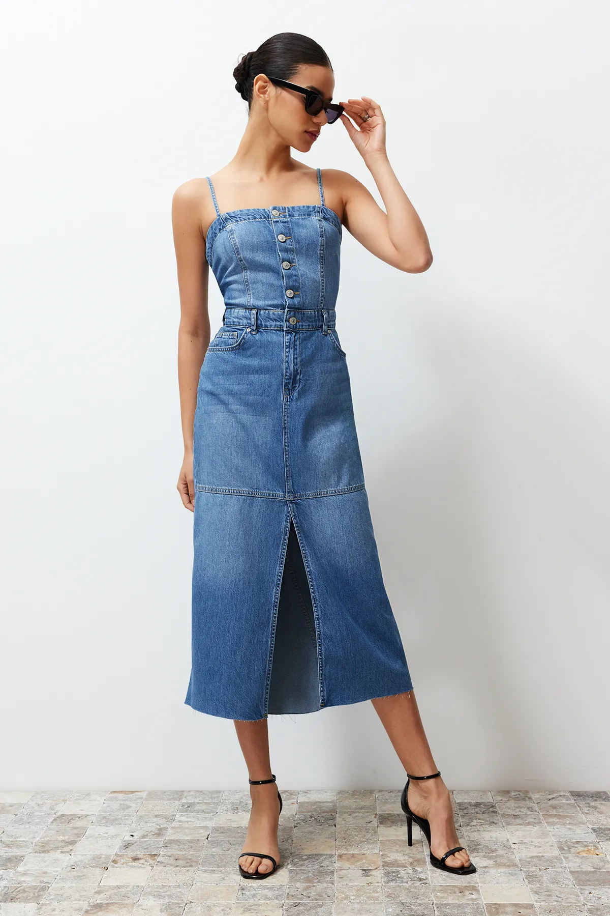 Trendyol Collection  Blaues Maxikleid aus Denim mit Riemchen TWOSS24EL00544