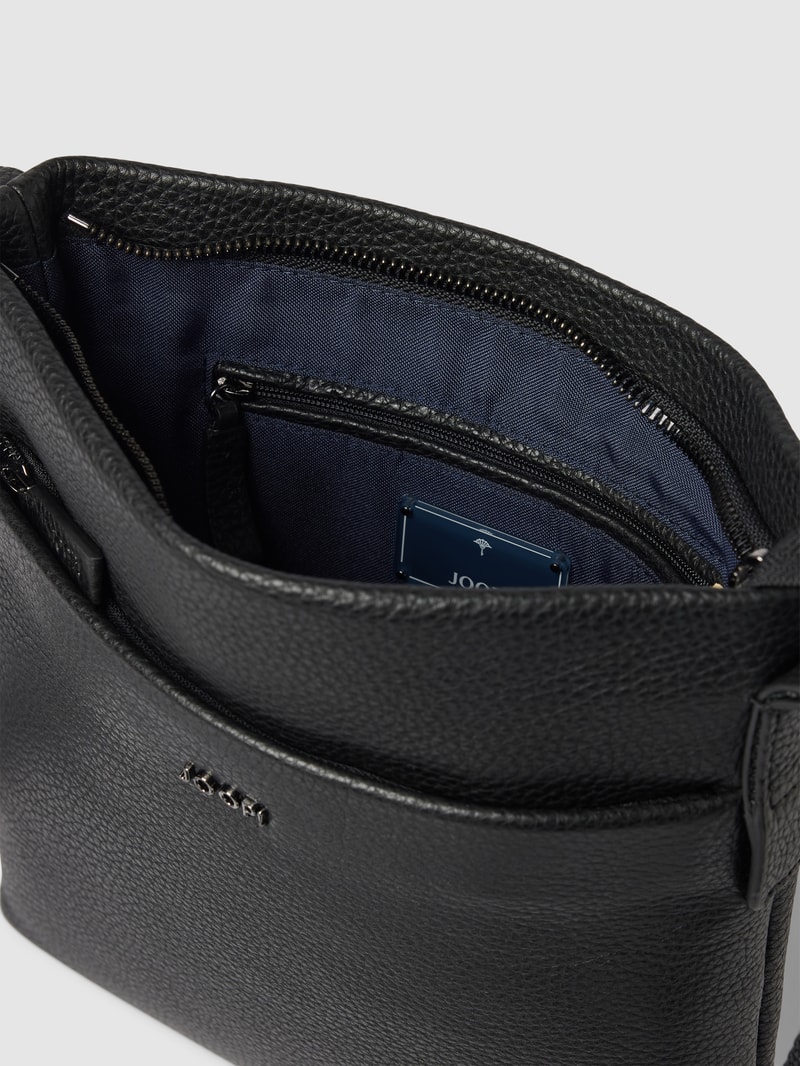 Umhängetasche mit Label-Detail Modell 'CARDONA' in schwarz