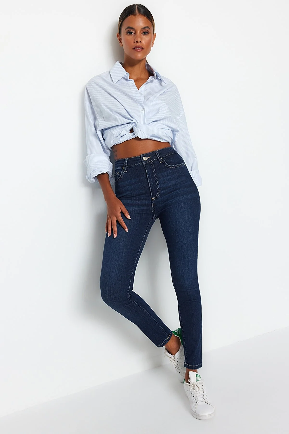 Trendyol Collection  Dunkelblaue High Waist Skinny Jeans mit Shaping-Effekt TWOAW24JE00070