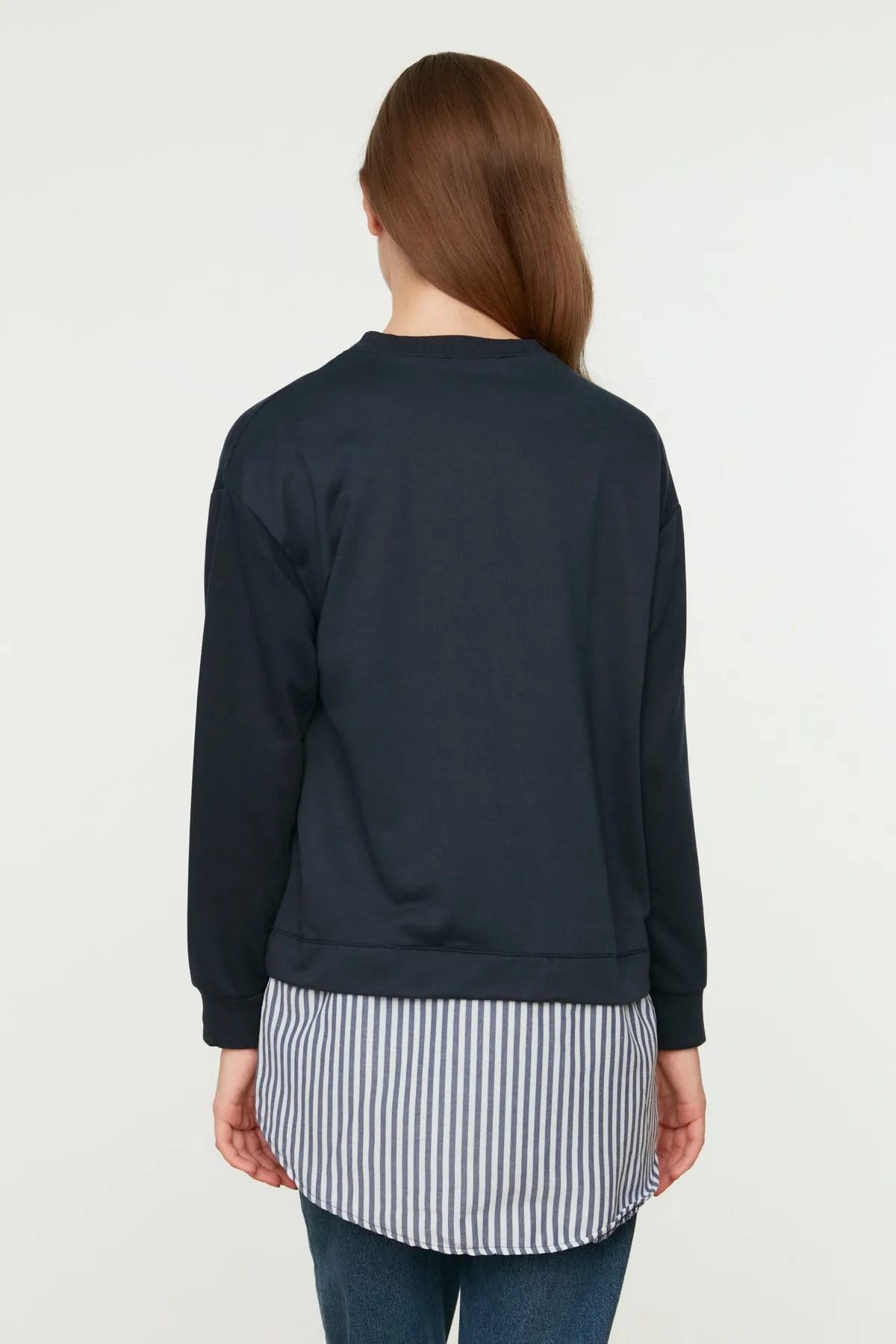 Trendyol Modest  Marineblaues Strick-Sweatshirt mit Rundhalsausschnitt und Hemdfreigabe von unten TCTAW22TW0216