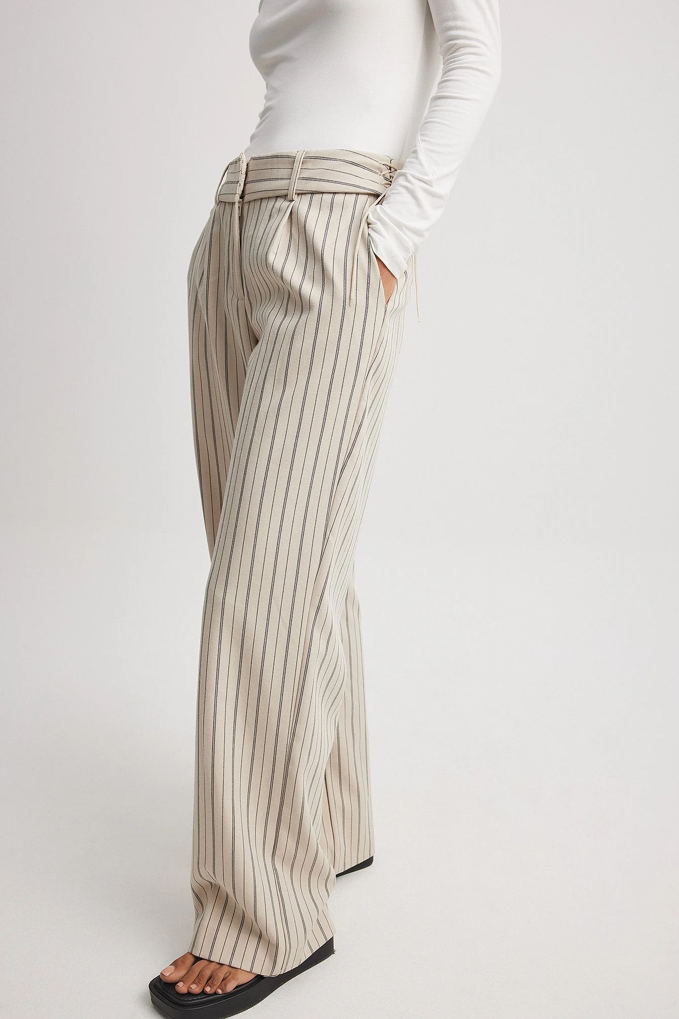 Hose mit Schnürungsdetail und mittlerer Taille