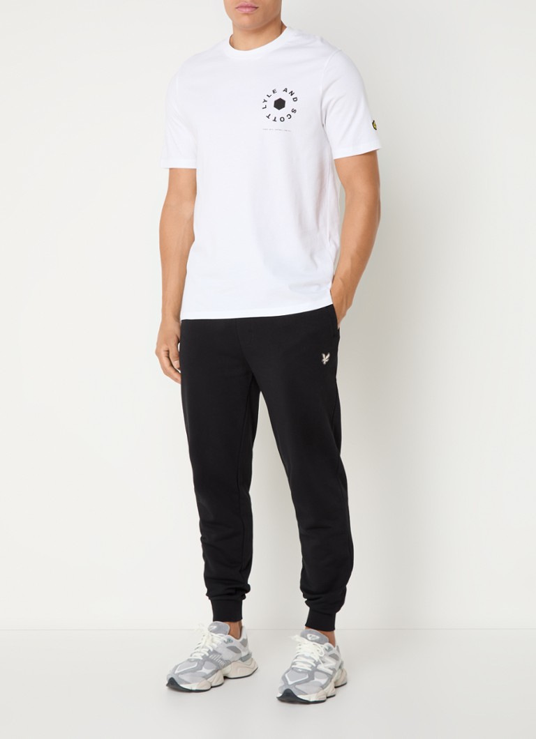 Tricou Lyle & Scott cu logo și imprimeu pe spate.