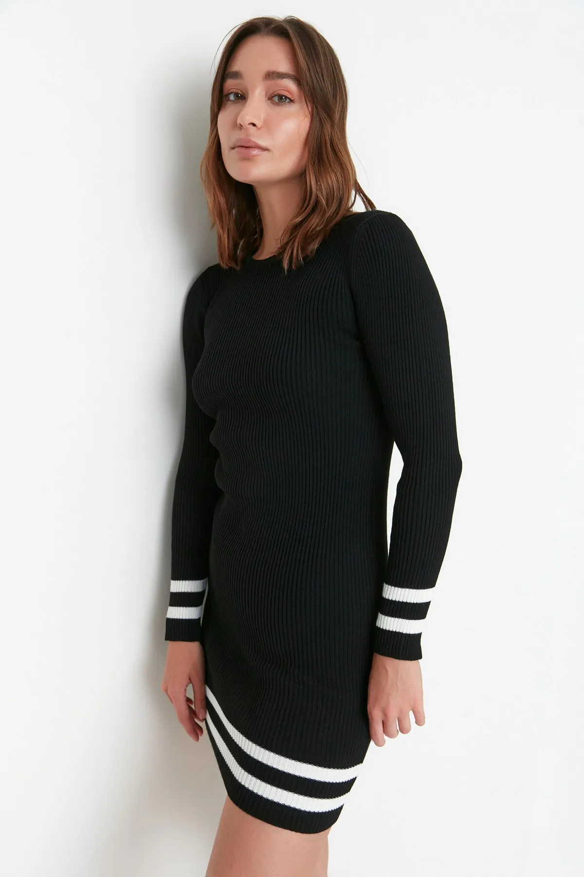 Trendyol Collection  Schwarzes Mini-Strickkleid mit gestreiftem Saum TWOAW20EL1274