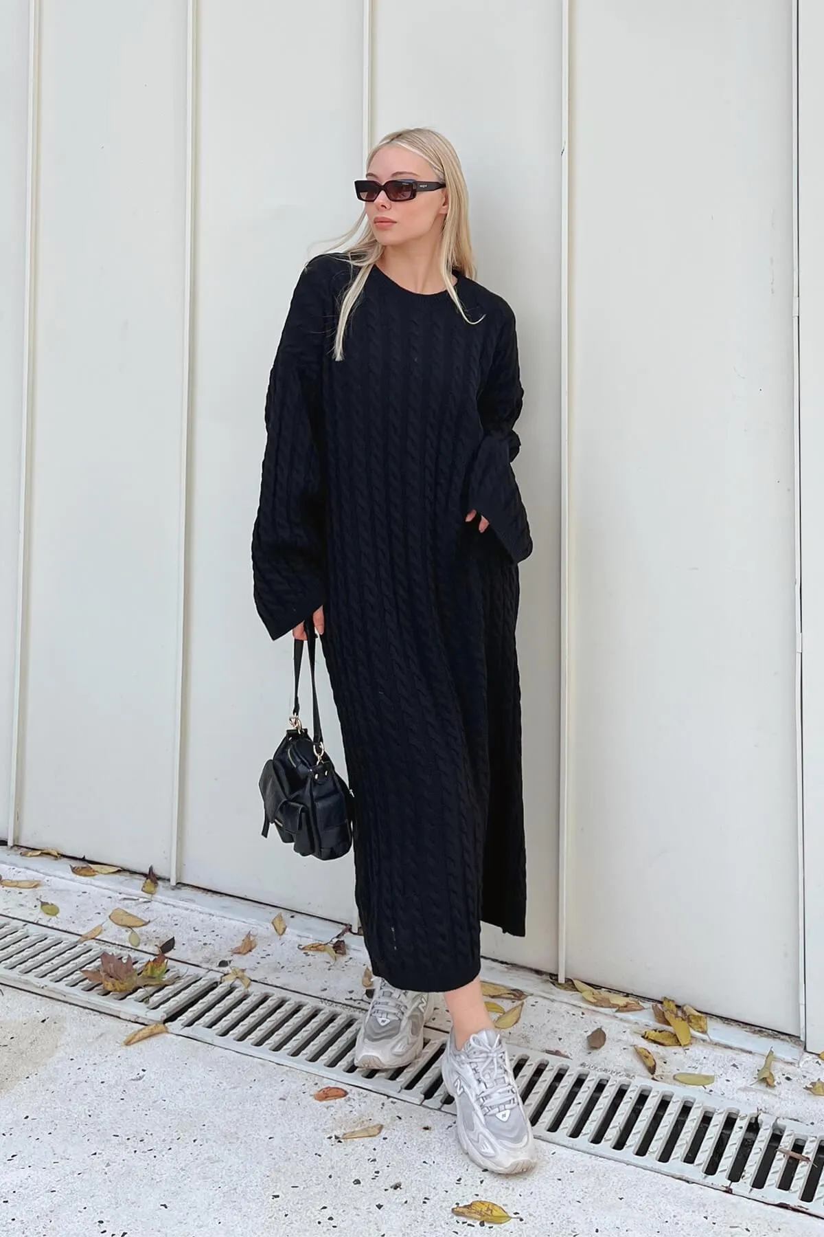 Swist  Schwarzes geflochtenes Strick-Midikleid mit Rundhalsausschnitt für Damen