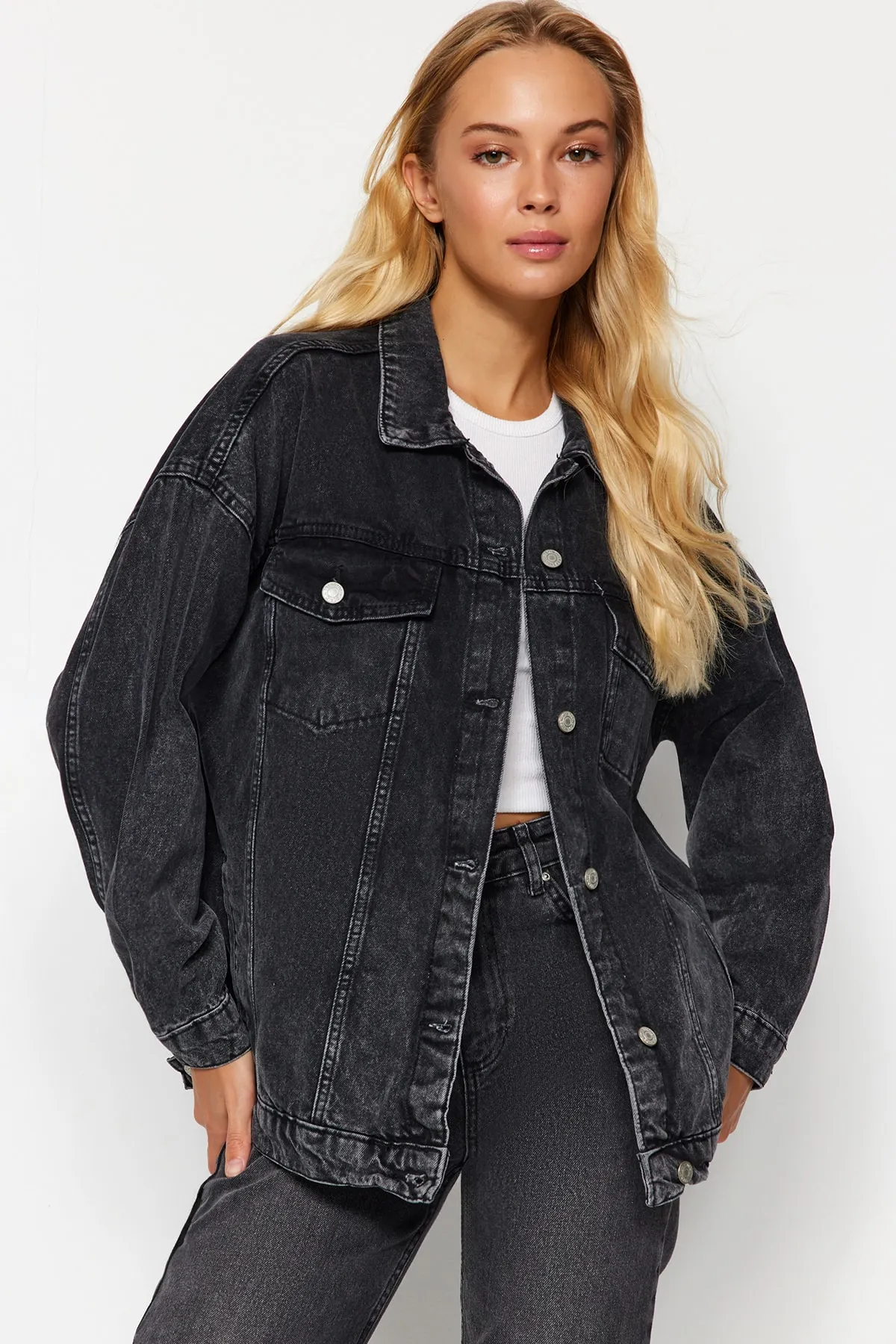 Trendyol Collection  Schwarze Oversize-Trucker-Jeansjacke TWOAW23CE00189