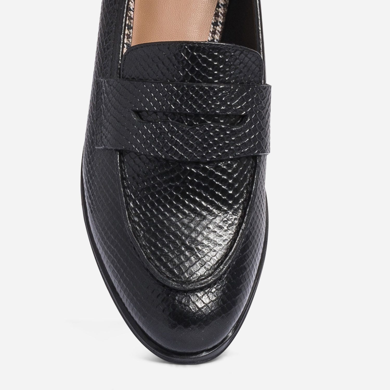Mocassin noir en cuir embossé python