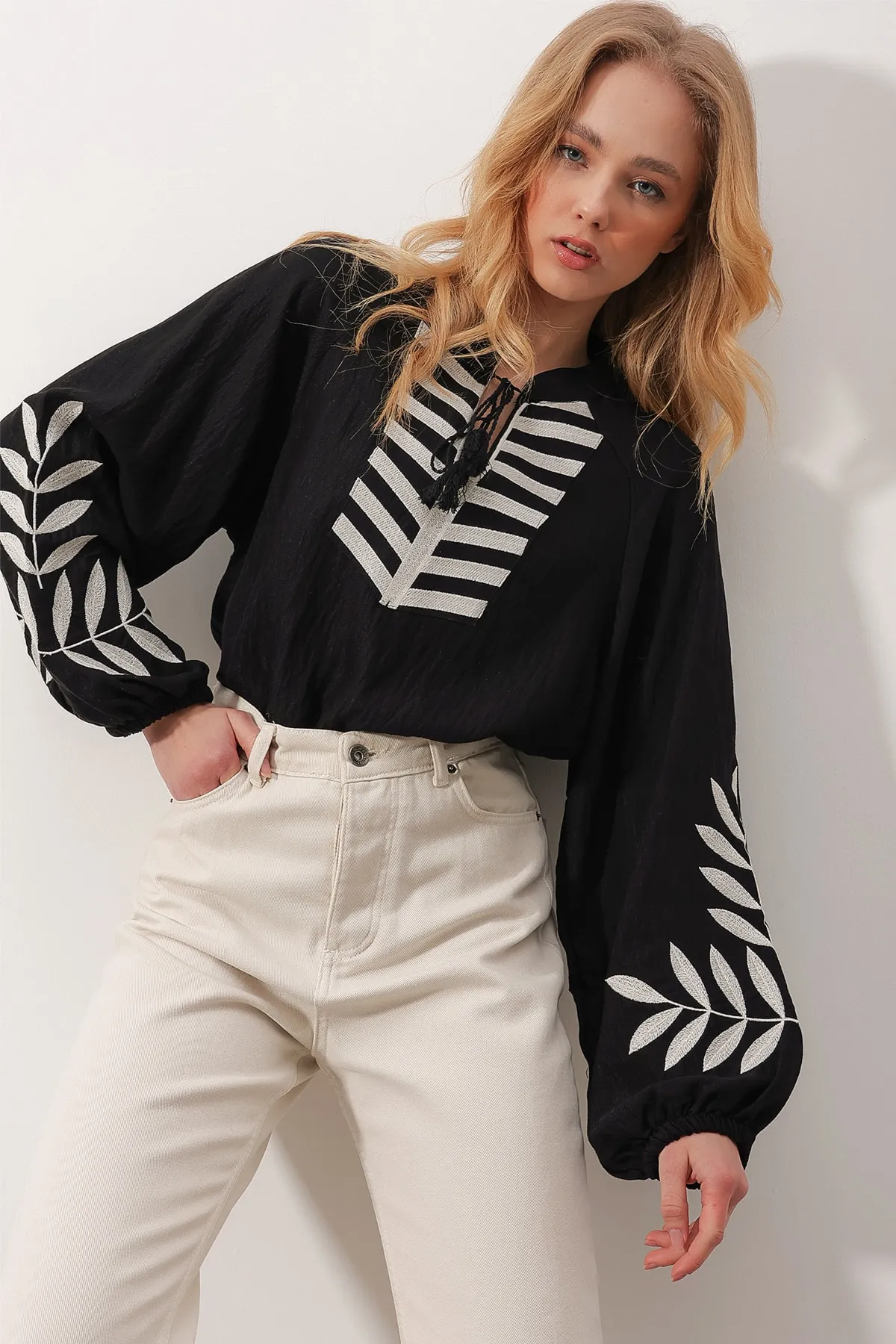 Trend Alaçatı Stili  Schwarze Damen-Übergangsbluse mit V-Ausschnitt vorne und Bindeärmeln, bestickt, Kontrast, Übergröße, ALC-X9799