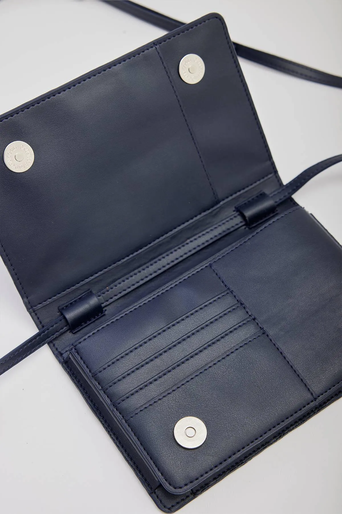 Manuka  LUNA LEDER-BRIEFTASCHENTASCHE MARINEBLAU