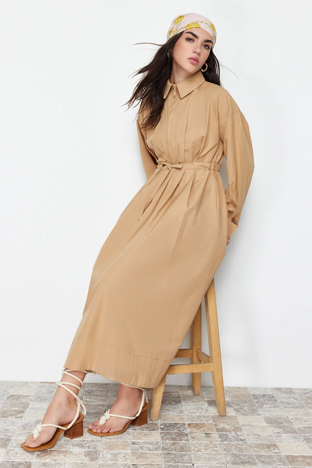Trendyol Modest  Kamelfarbenes, detailliertes Webkleid mit Kordel und Reißverschluss TCTSS24EB00086