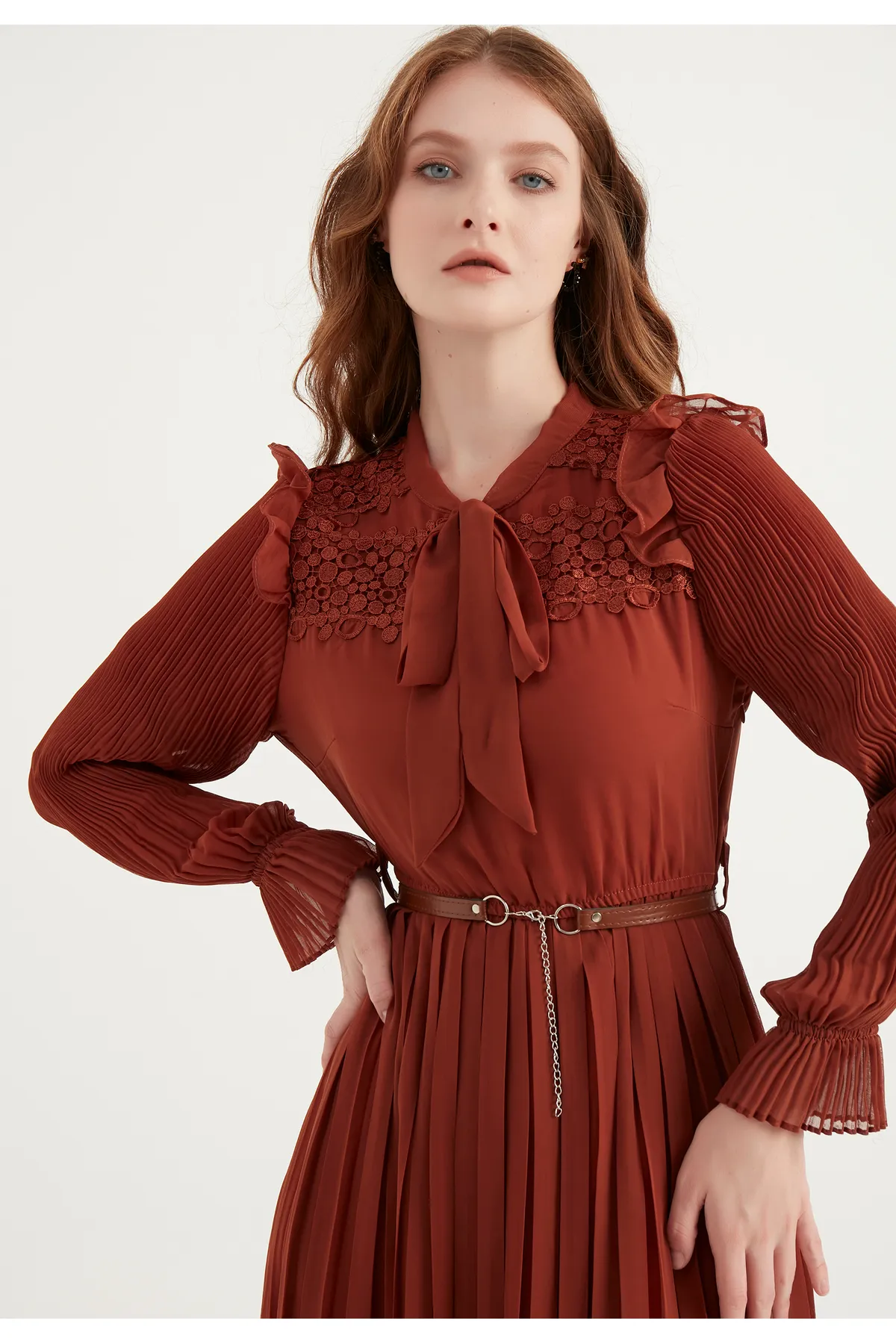 Herita  Plissiertes Maxikleid zum Binden vorne und Gürtel
