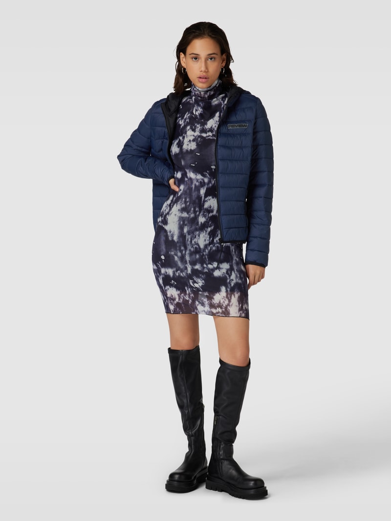 Steppjacke mit Label-Detail in dunkelblau
