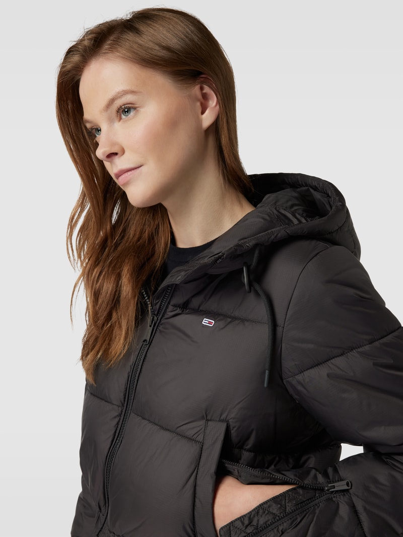 Crop Steppjacke mit Kapuze in schwarz