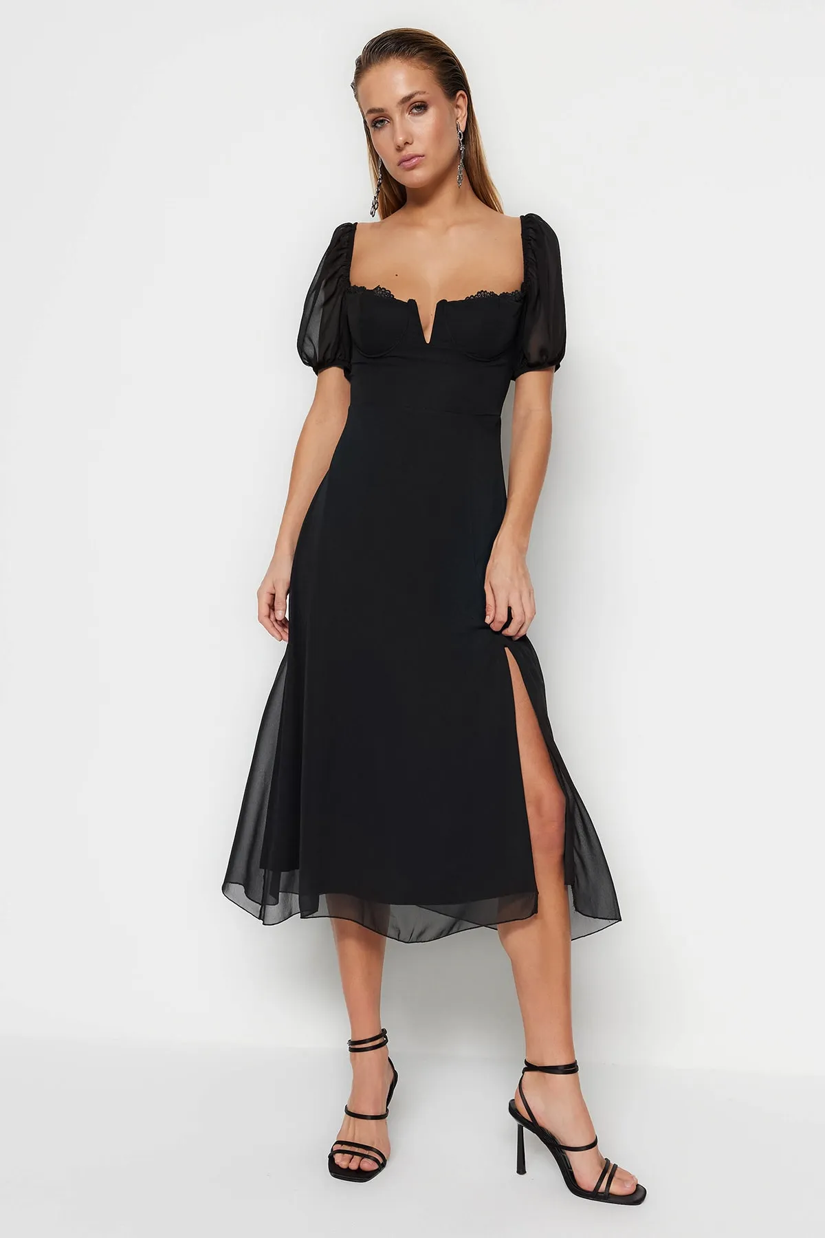 Trendyol Collection  Elegantes Abendkleid aus schwarzem, gefüttertem Chiffon TPRSS23EL00088