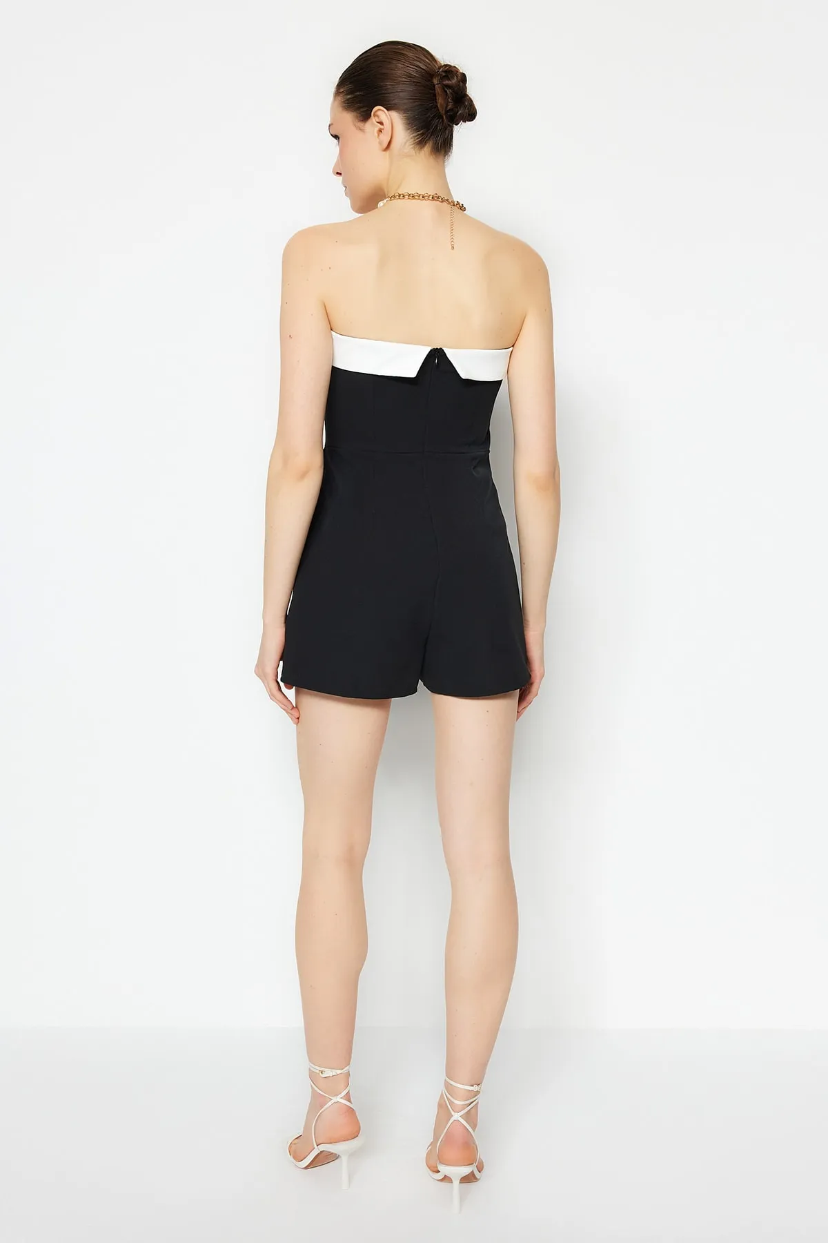 Trendyol Collection  Schwarzer, trägerloser, gewebter Shorts-Overall mit Farbblockierung TWOSS23TU00131