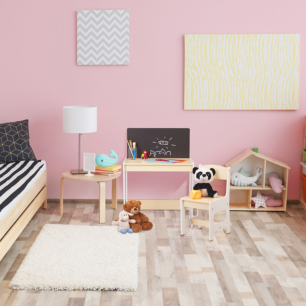 Kindersitzgruppe mit Tafel