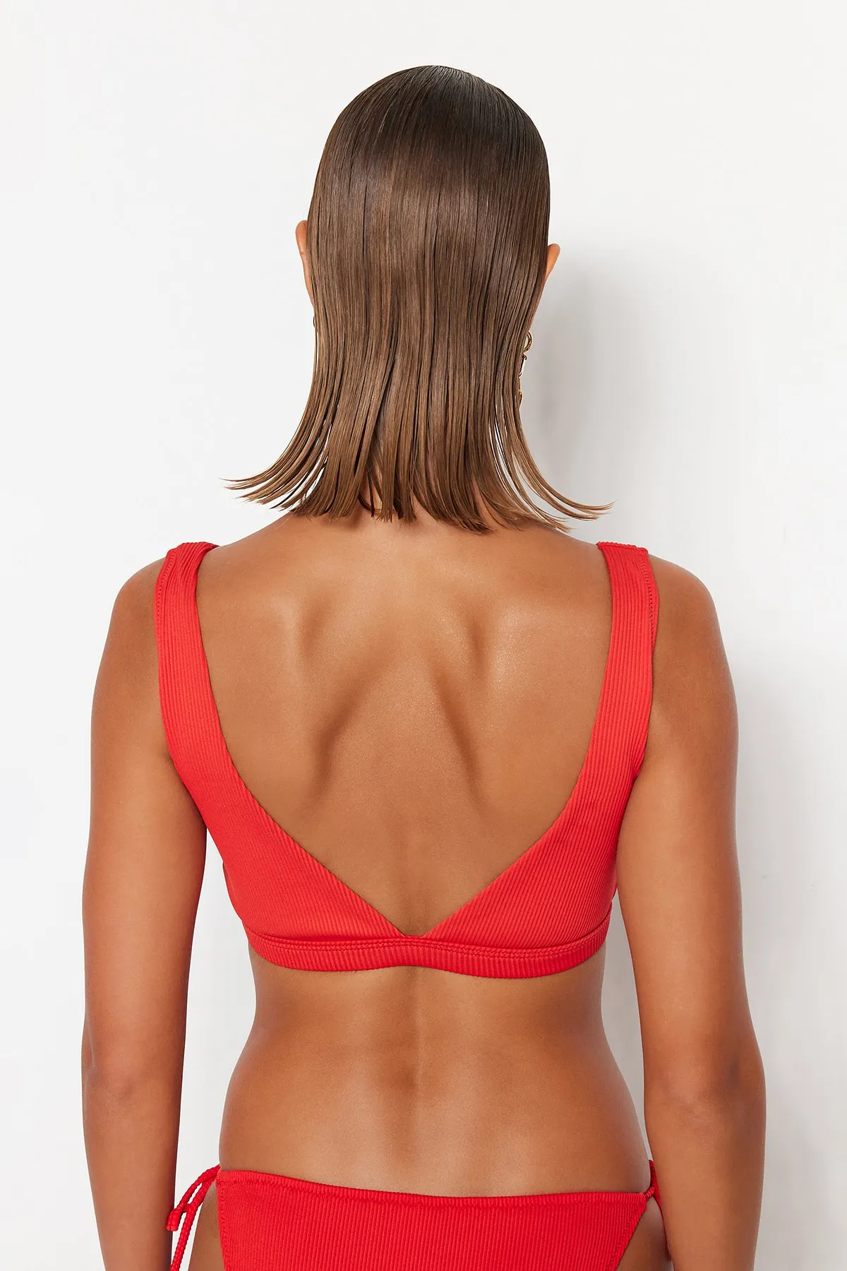 Trendyol Collection  Rotes strukturiertes Bralette-Bikinioberteil TBESS21BU0014