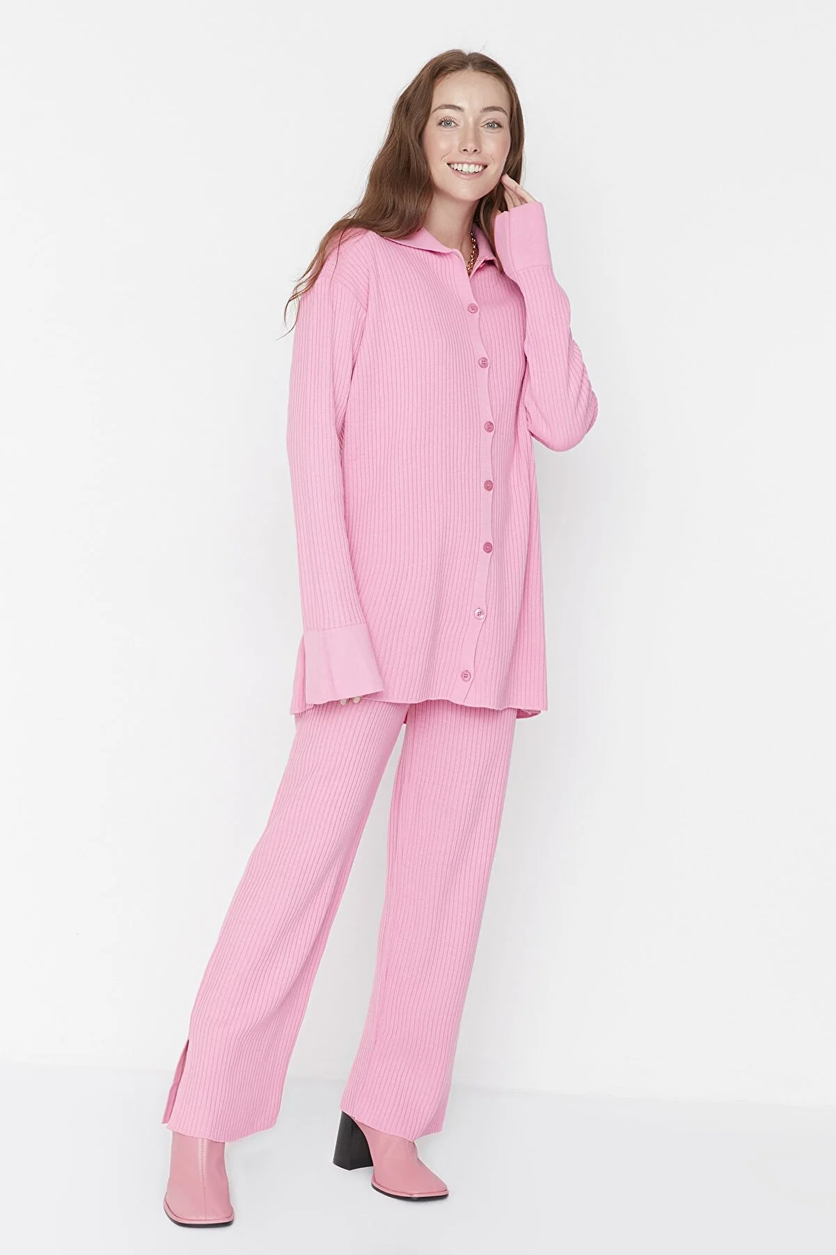 Trendyol Modest  Rosa Strickset mit Cardigan und Hose mit Schlitzdetail TCTAW23US00028