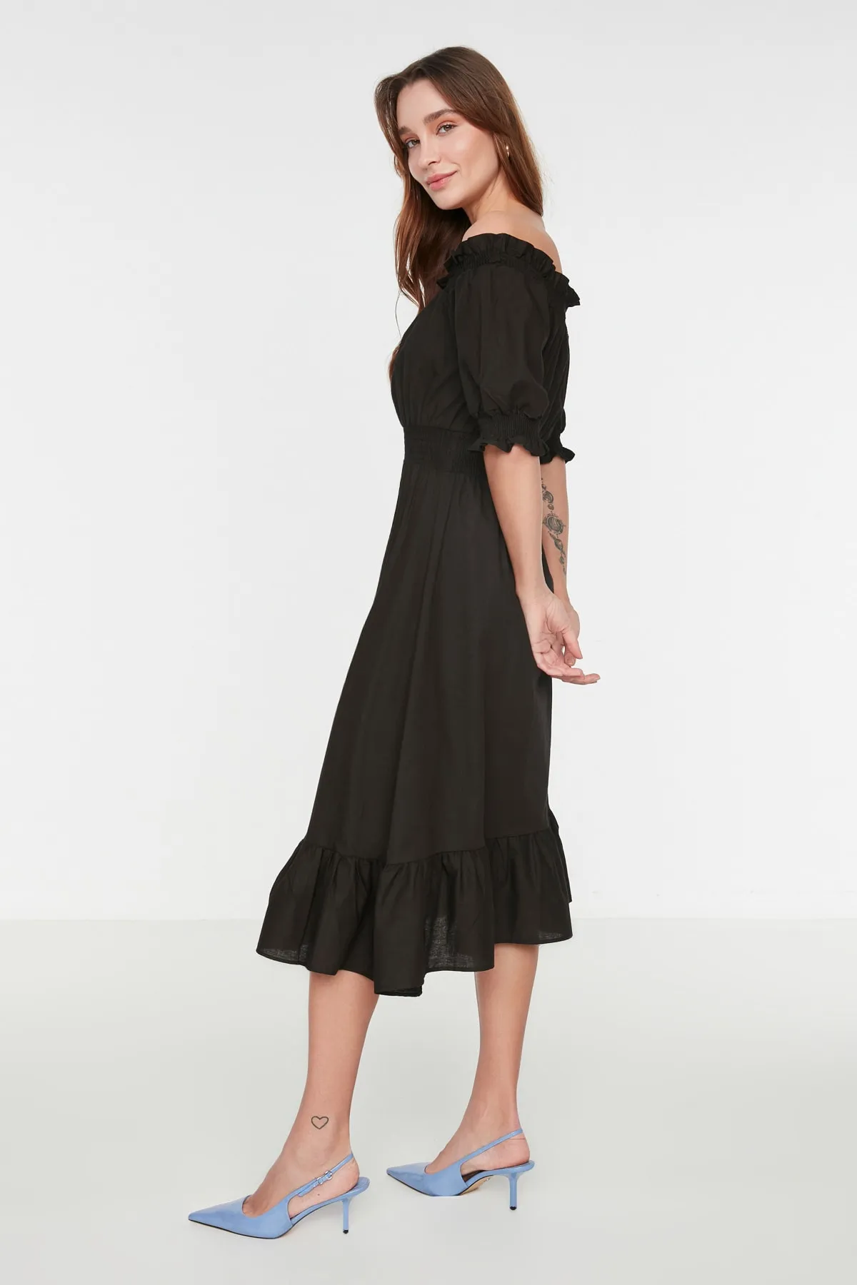 Trendyol Collection  Schwarzes, tailliertes Midi-Kleid in Gimped-Weboptik in Leinenoptik TWOSS21EL1967