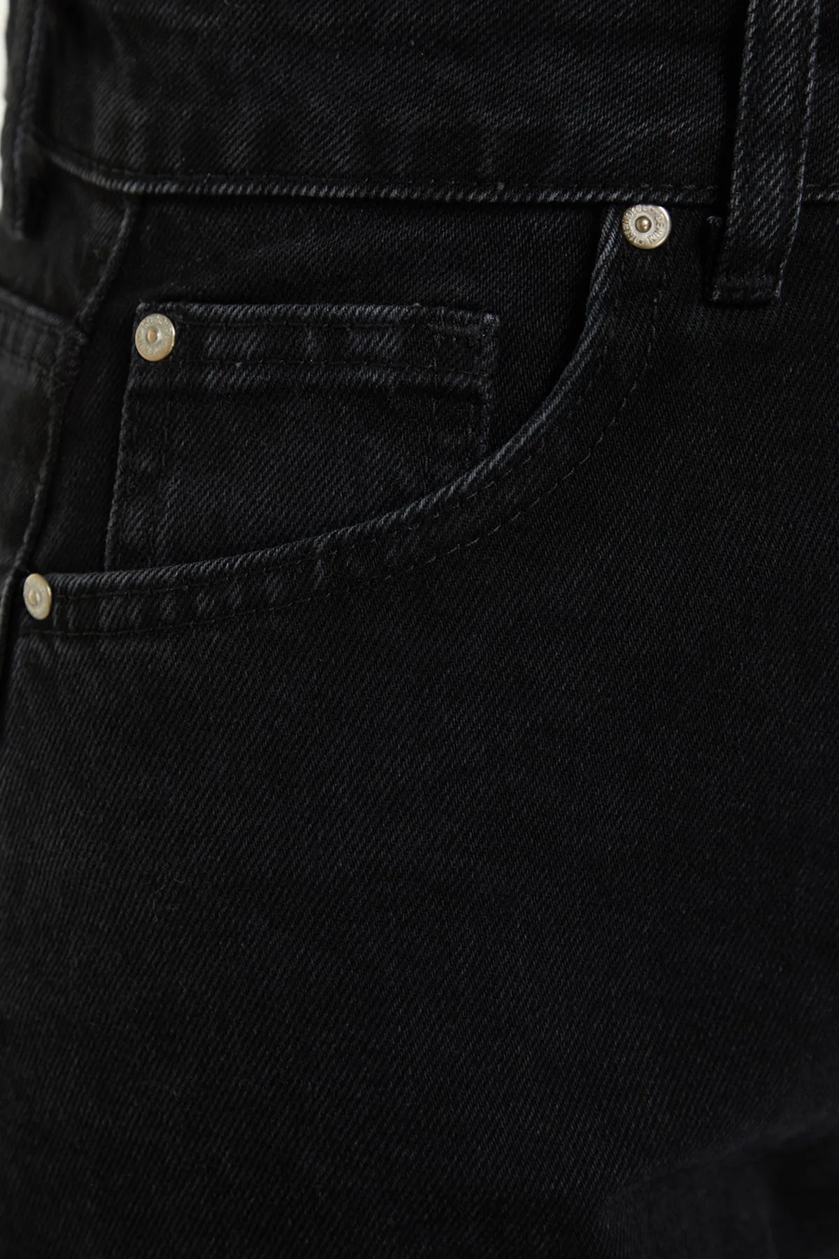 Trendyol Collection  Schwarze Jeansshorts mit hoher Taille TWOSS23SR00312