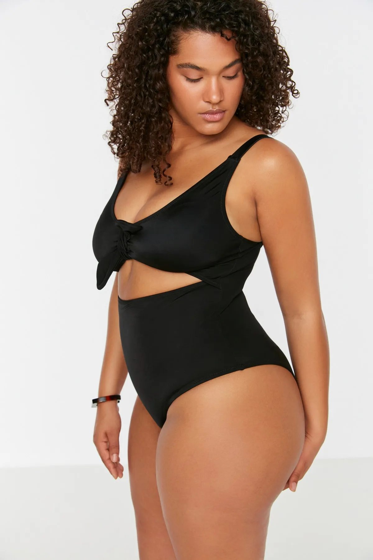 Trendyol Curve  Schwarzer Badeanzug mit tiefem V-Ausschnitt, Cut-Out und Überwurf zum Binden TBBSS22MA0302