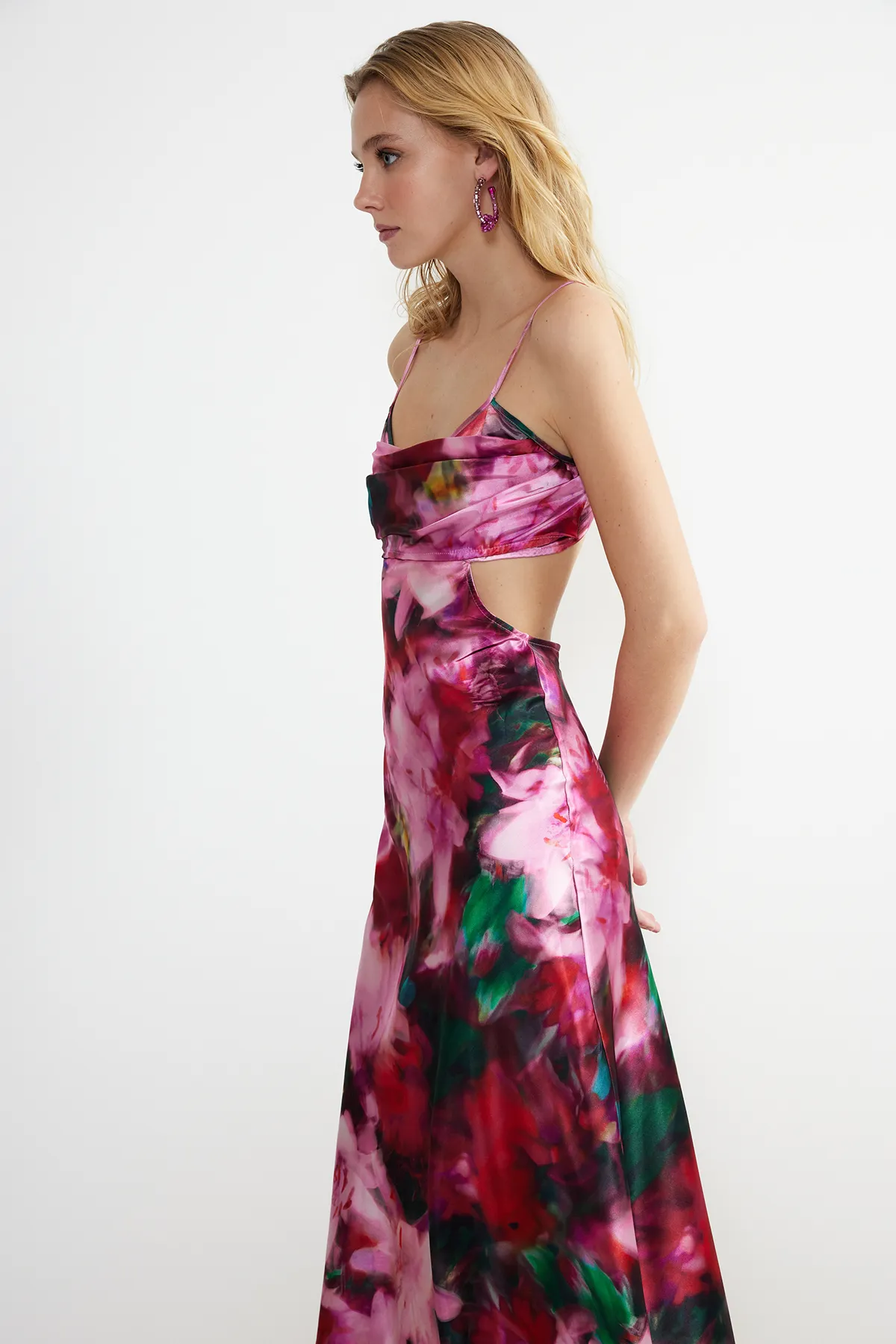 Trendyol Collection  Stilvolles Abendkleid aus gewebtem Satin mit Blumenmuster - Rosa und farbenfroh, TPRSS23EL00305
