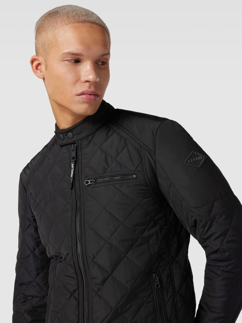 Steppjacke mit Stehkragen und Reißverschlusstaschen in schwarz