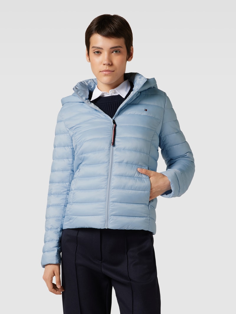 Steppjacke mit Kapuze und Label-Stitching in hellblau