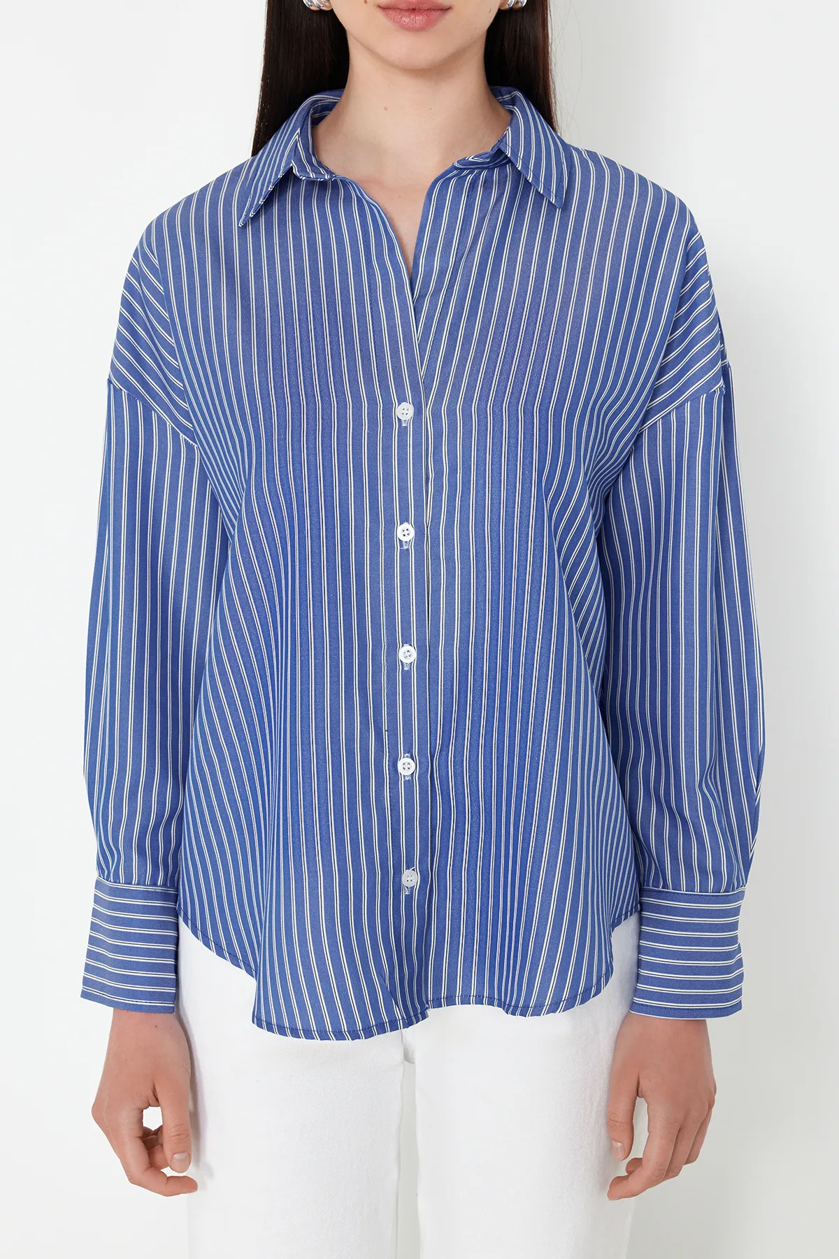 Trendyol Collection  Blau gestreiftes Webhemd - Regular Fit TWOSS24GO00212