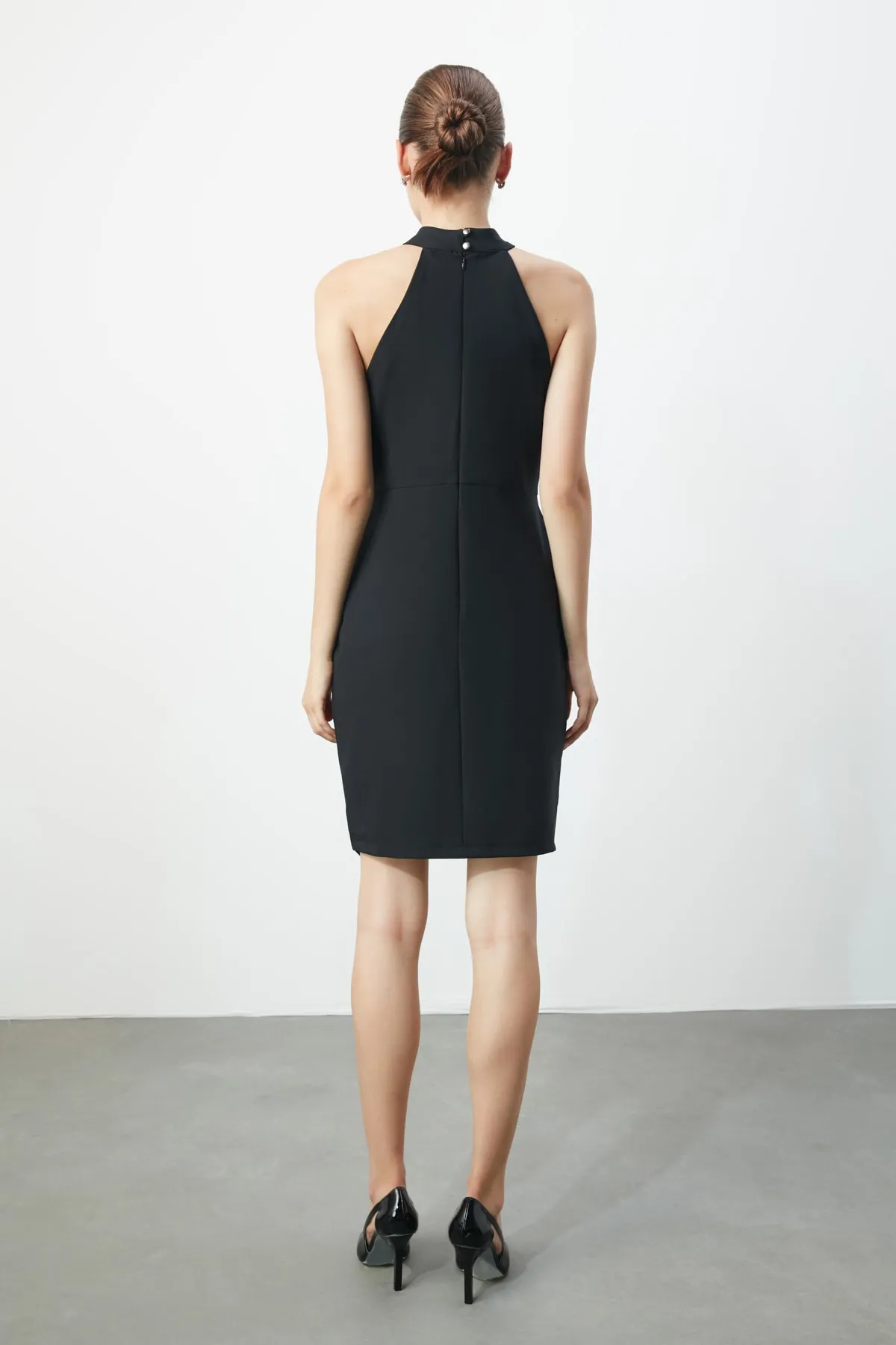 Trendyol Collection  Schwarzes, figurbetontes, gefüttertes, elegantes Abendkleid TPRAW19BB0007
