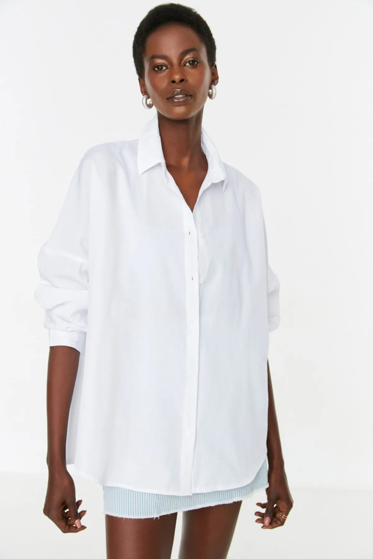 Trendyol Collection  Ecrufarbenes Oversize-Hemd aus Baumwolle – weite Passform, gewebt, TWOSS22GO0669