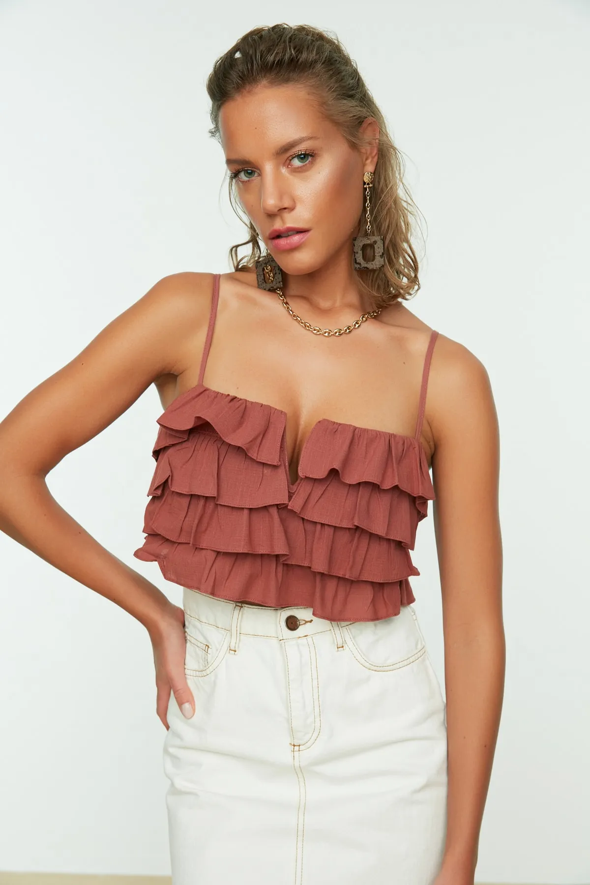 Trendyol Collection  Braune Crop-Webbluse aus 100 % Baumwolle mit Rüschen TBESS21BZ0661