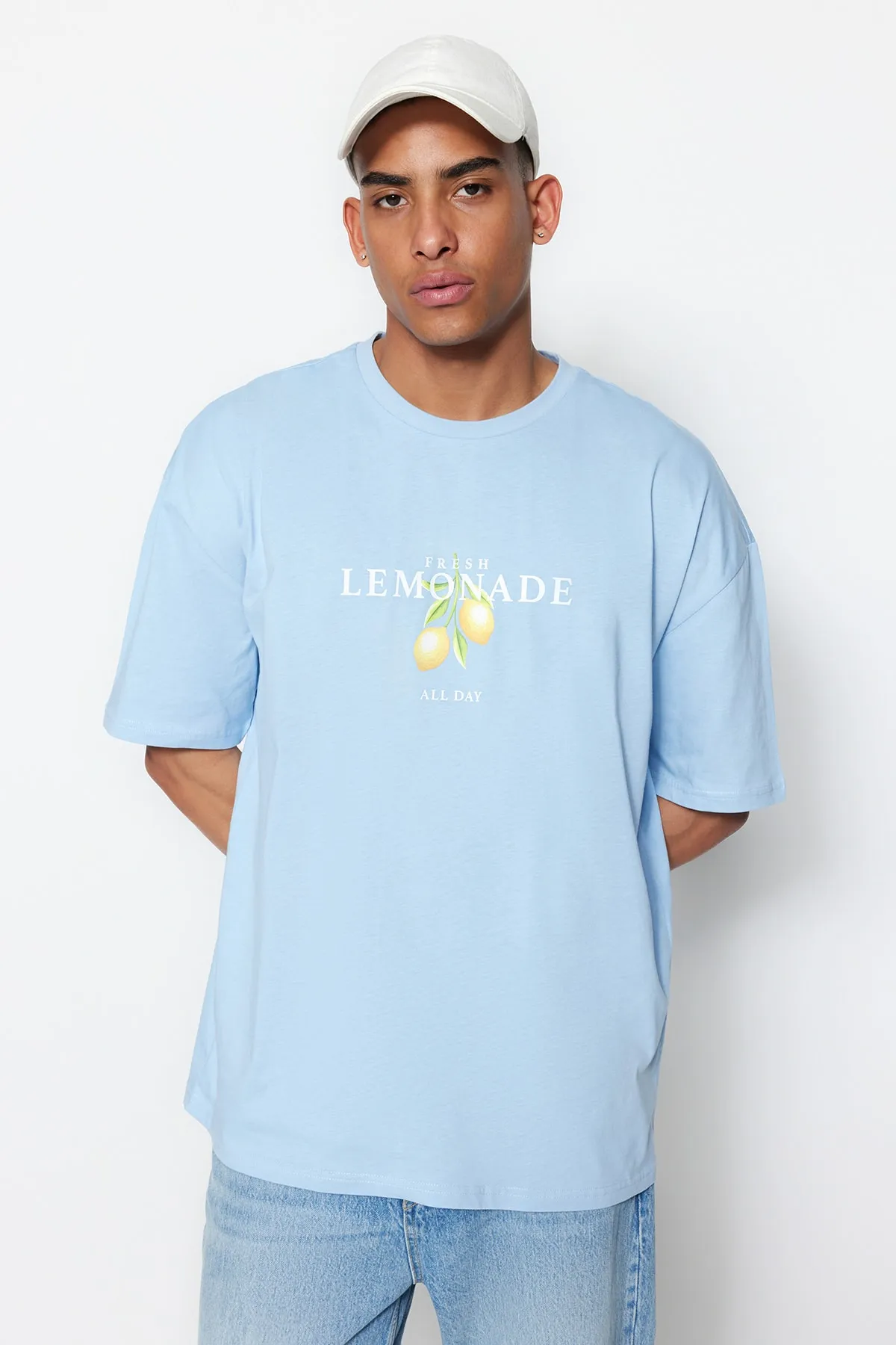 Trendyol Collection  Hellblaues Unisex-T-Shirt in Übergröße/Weitschnitt mit Rundhalsausschnitt und kurzen Ärmeln, bedruckt TMNSS23TS00089
