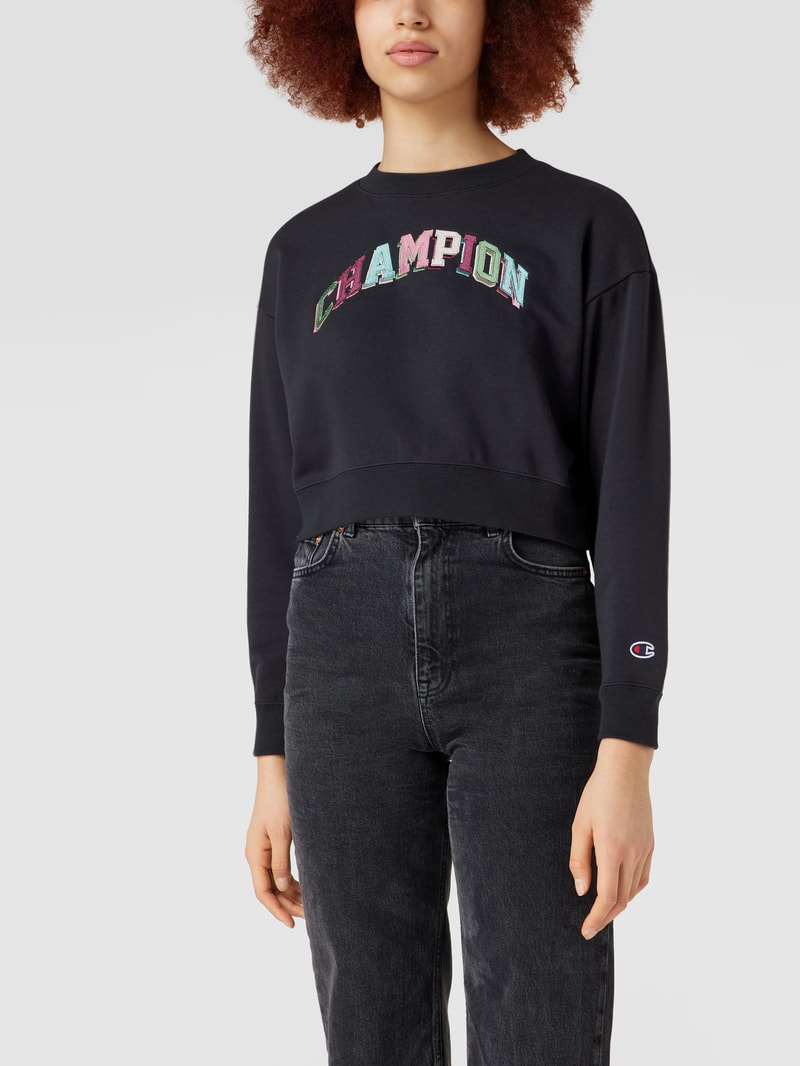 Cropped Sweatshirt mit Label-Schriftzug in Glanz-Optik in schwarz