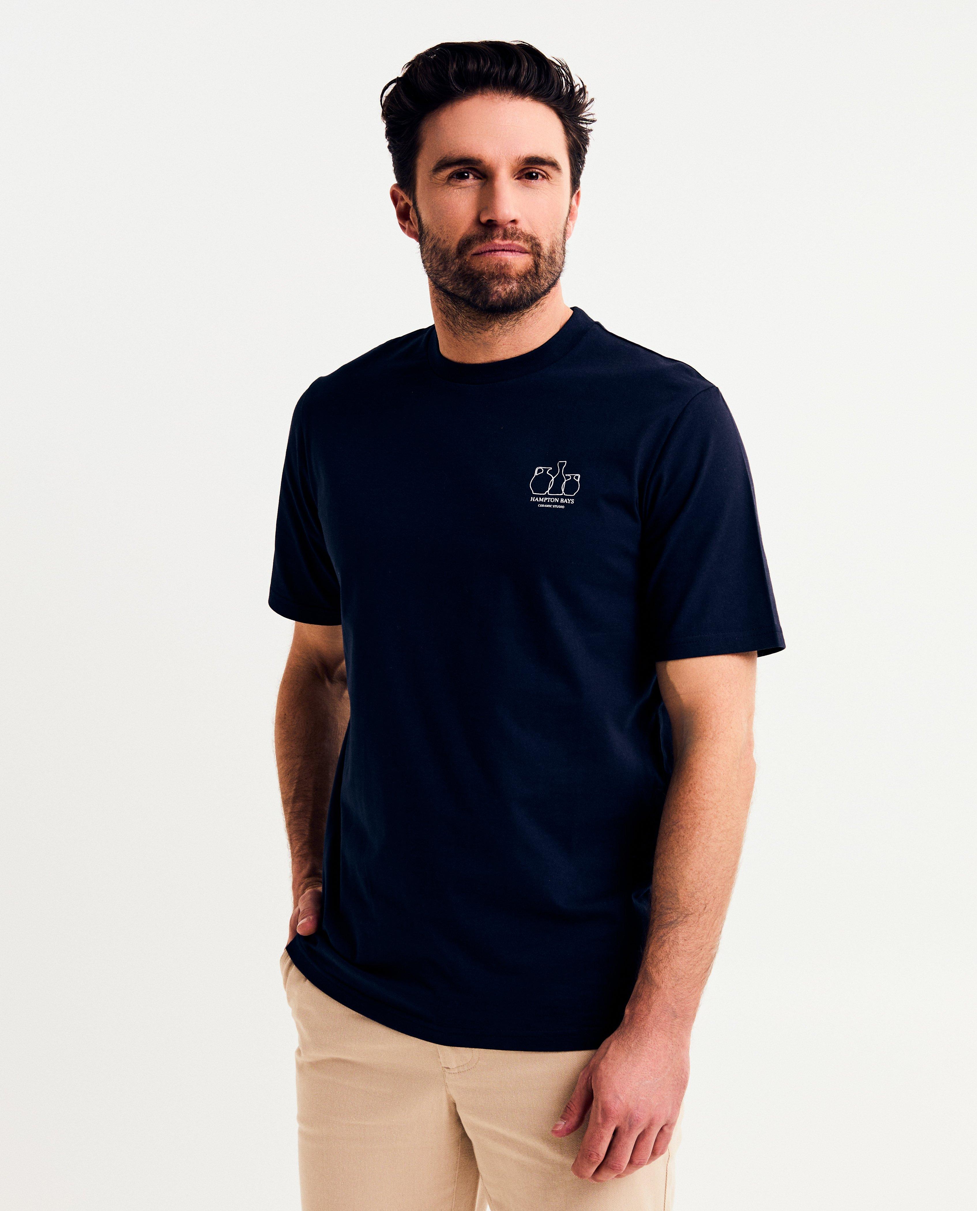 Tricou Hampton Bays cu imprimeu albastru închis pe spate