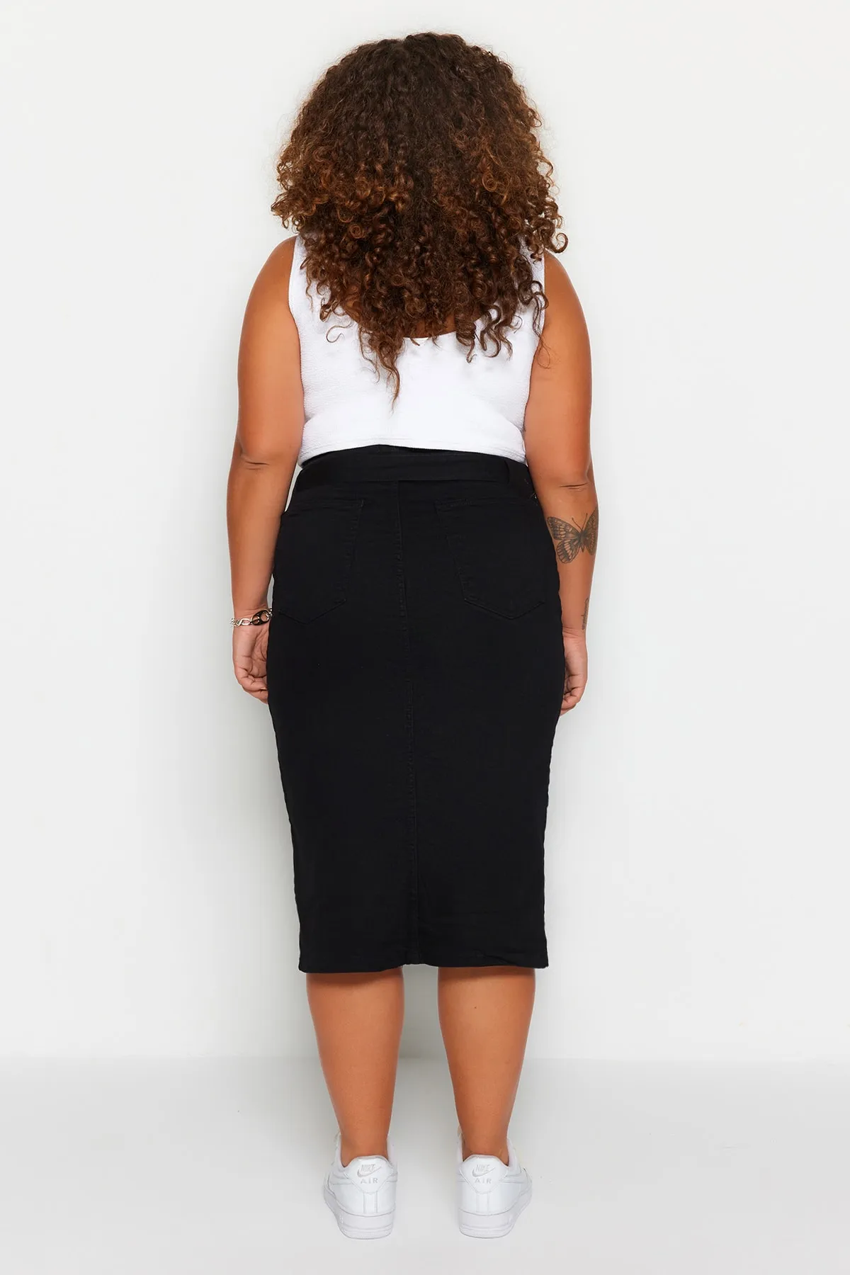 Trendyol Curve  Schwarzer, gerader Rock mit Schlitz und hohem Bund und Gürtel TBSSS23AZ00017