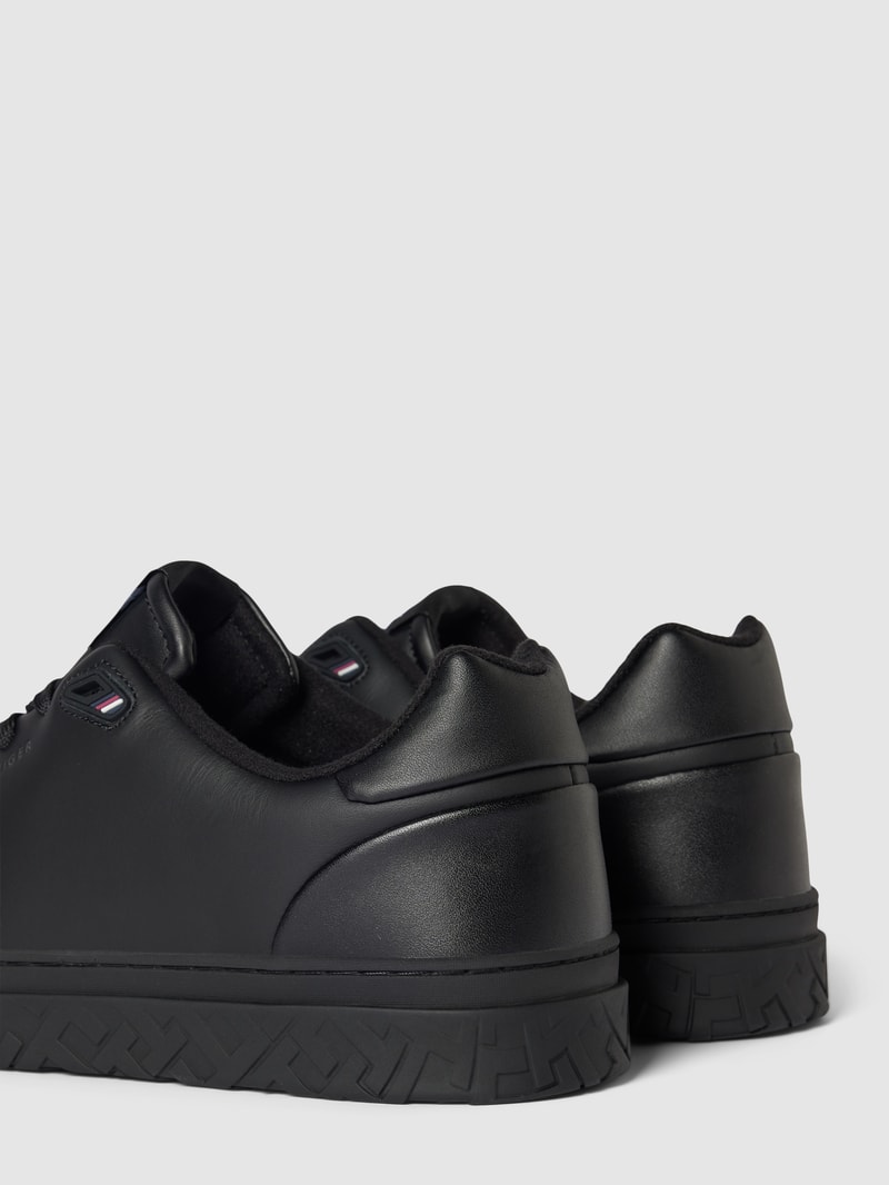 Sneaker mit Label-Detail in schwarz