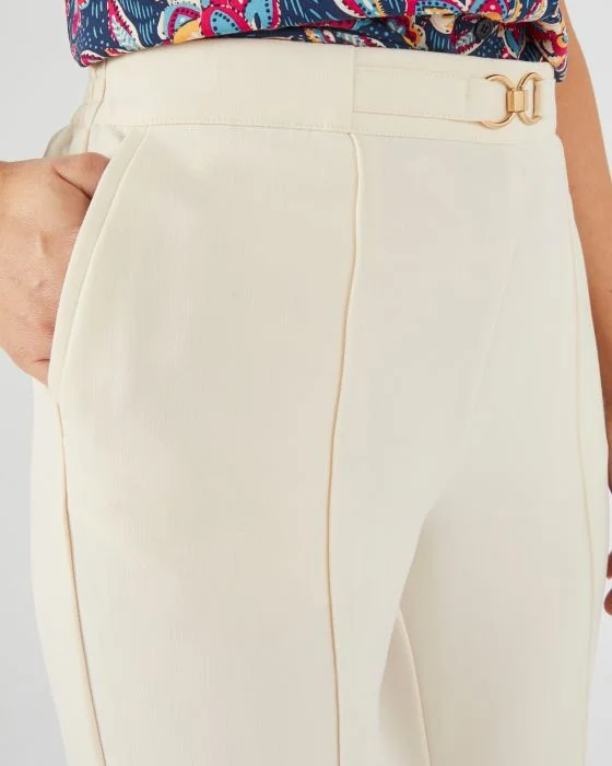 Pantalon enfilable à boucle fantaisie