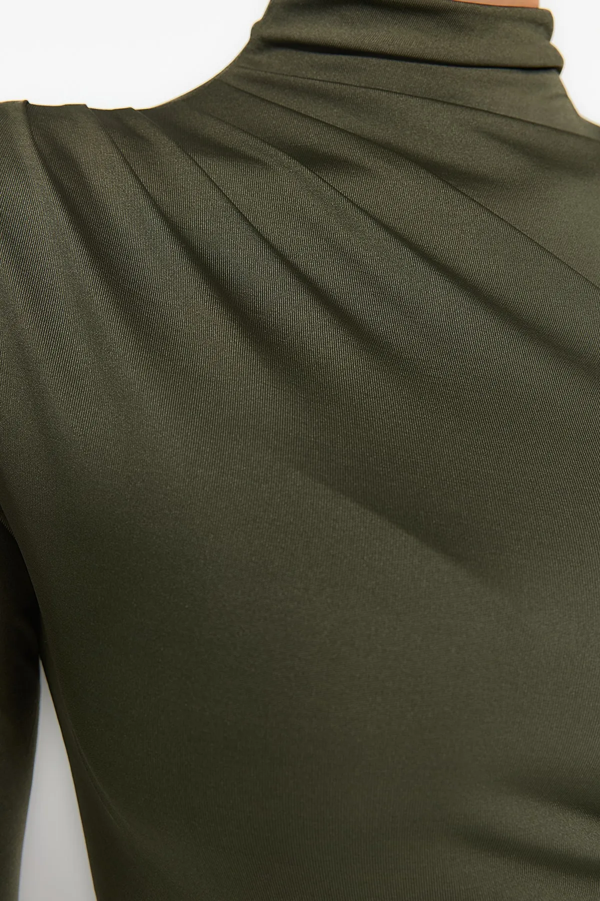 Trendyol Collection  Khakifarbener Stretch-Strickbody mit Stehkragen und Druckknöpfen, gerafftem Detail TWOAW24BD00014