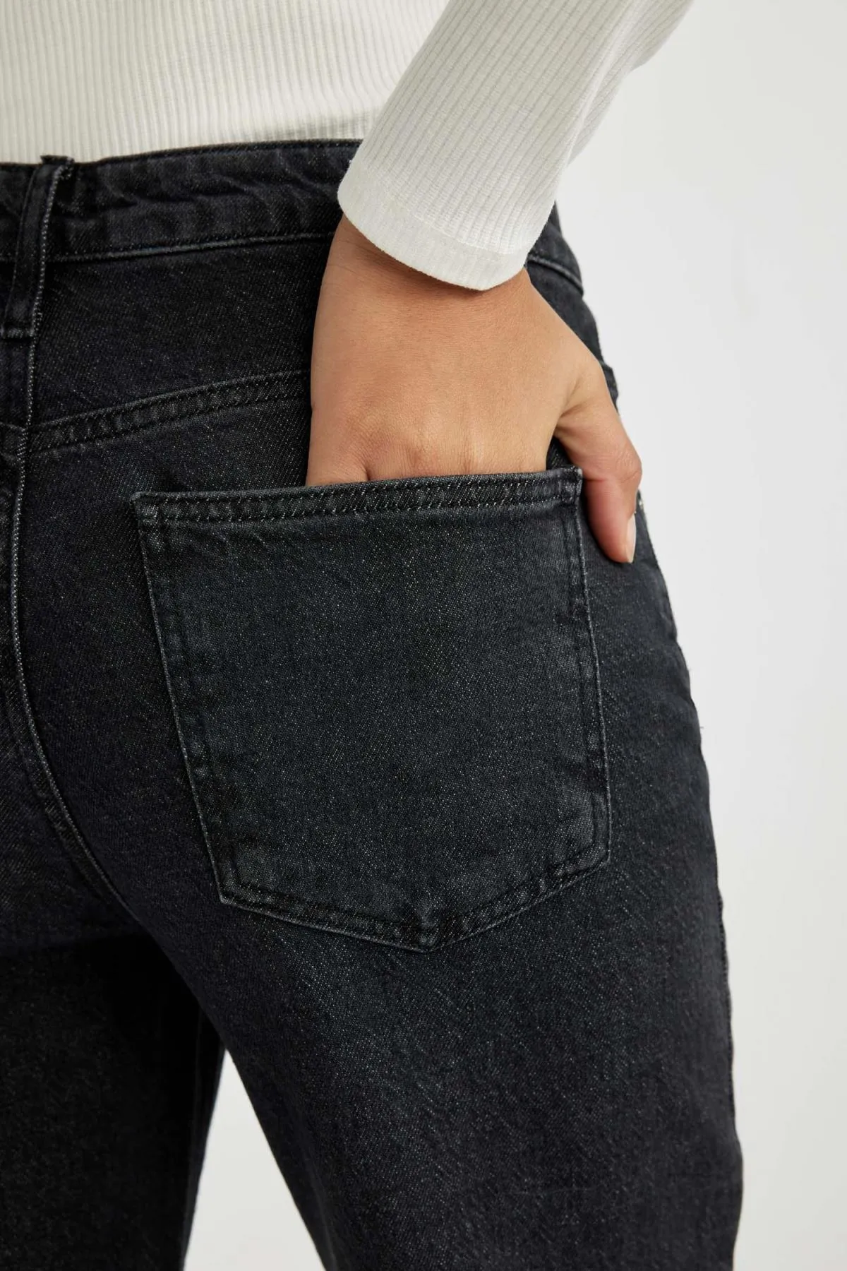 DeFacto  Bequeme Jeanshose mit hoher Taille und Knöchellänge in Mom-Passform B7038ax24sp