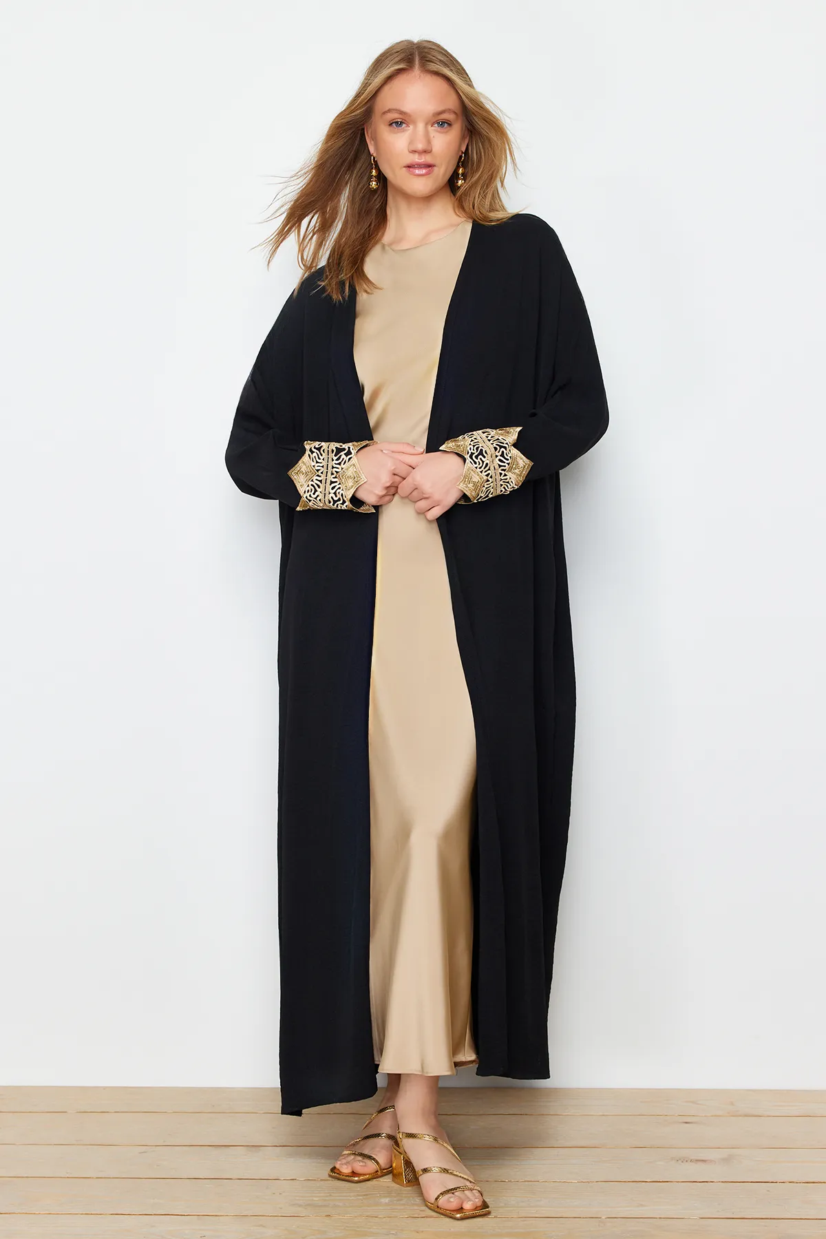 Trendyol Modest  Schwarze, goldfarbene, gewebte Aerobin-Kappe und Ferace und Abaya mit Brode-Detail aus Stein TCTSS24KF00031