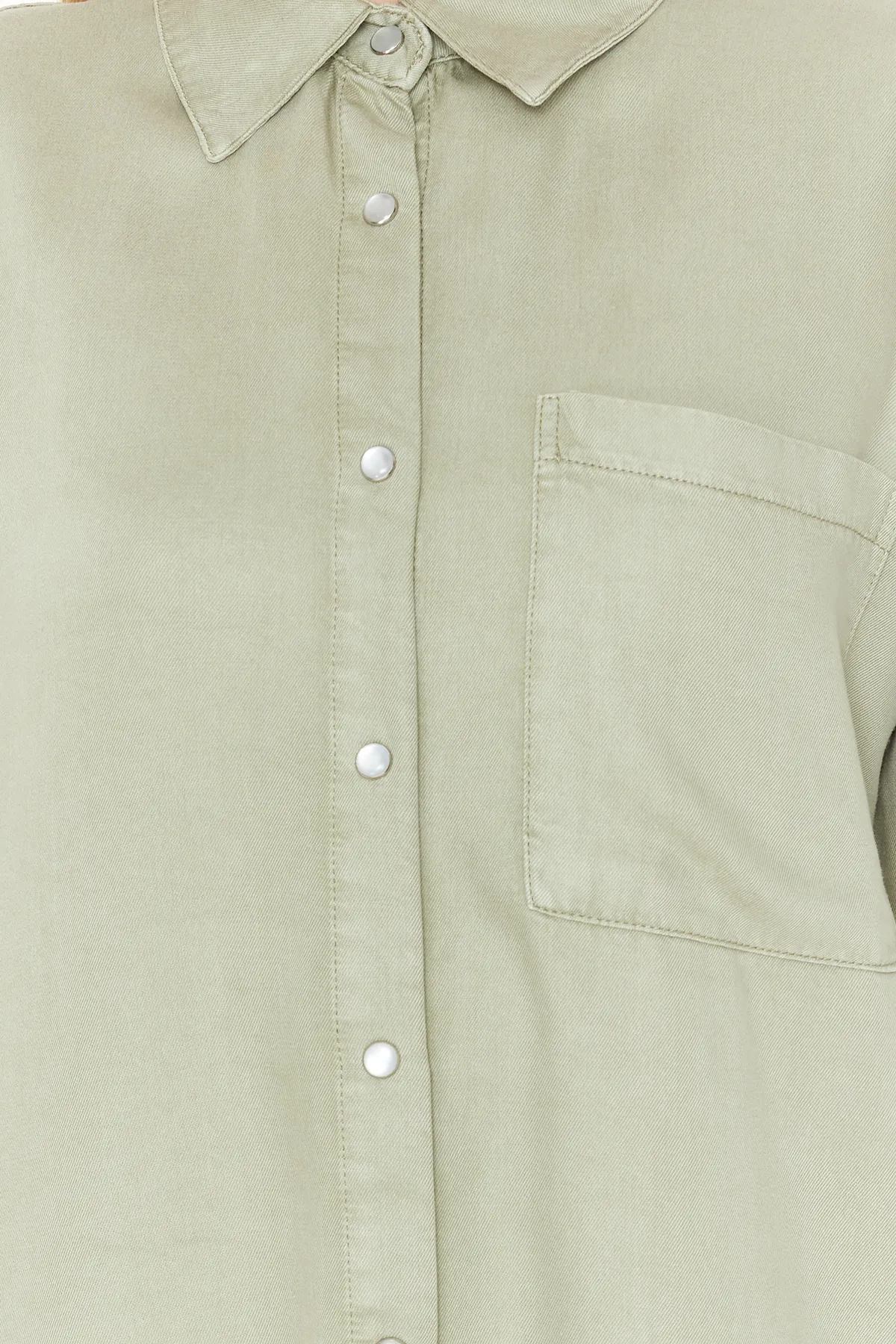 Trendyol Collection  Mintgrünes Oversize-Jeanshemd aus 100 % Tencel™ TWOSS24GO00142