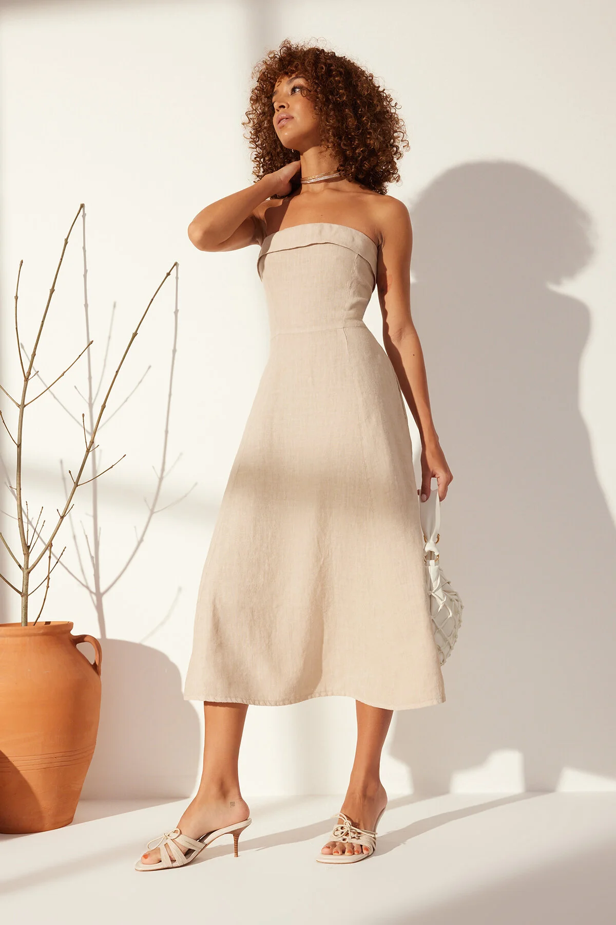 Trendyol Collection  Steinfarbenes trägerloses Maxikleid aus 100 % Leinen TWOSS24EL00663