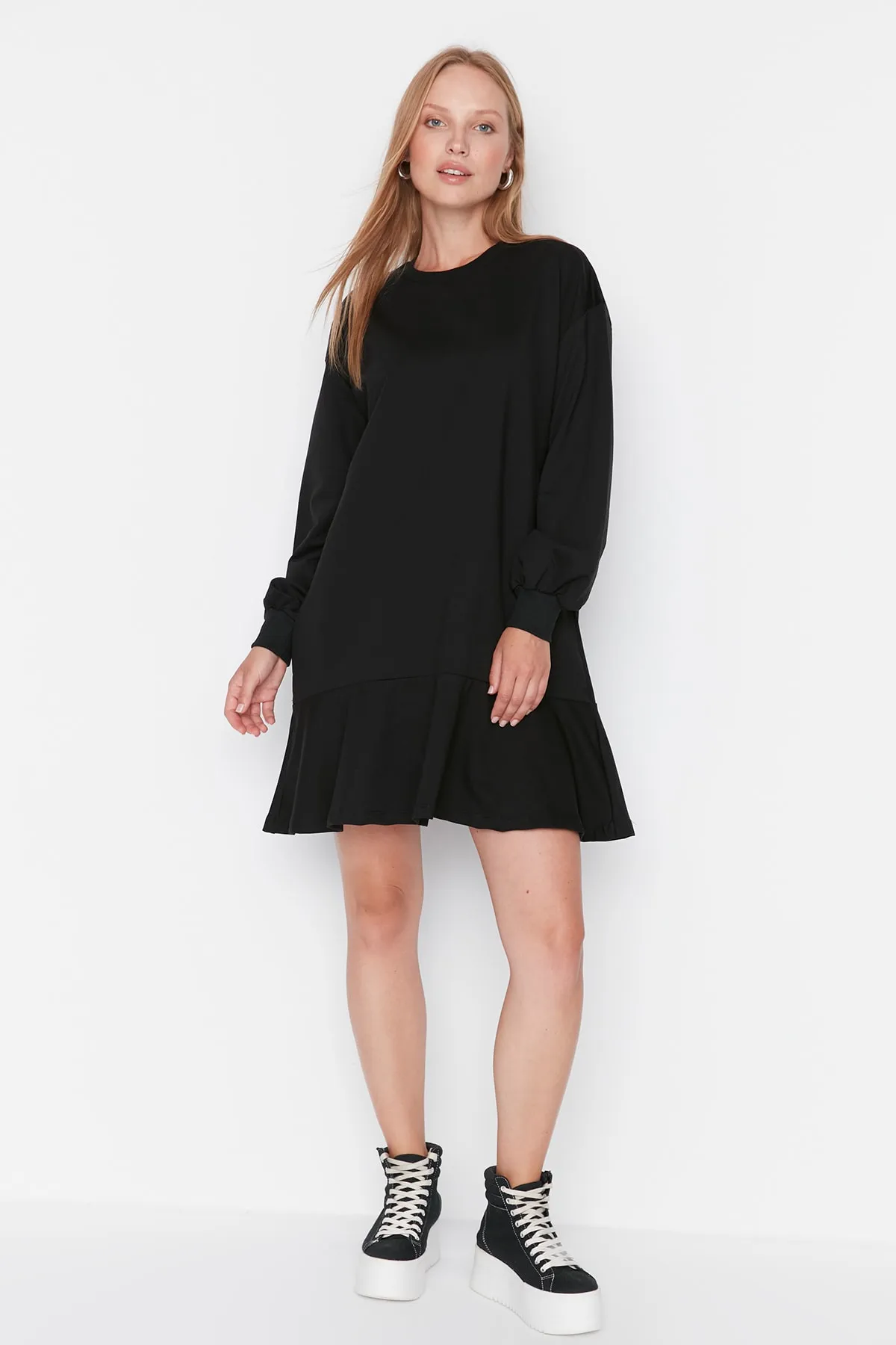 Trendyol Collection  Schwarzes Mini-Strickkleid mit Volantsaum TWOAW23EL00699